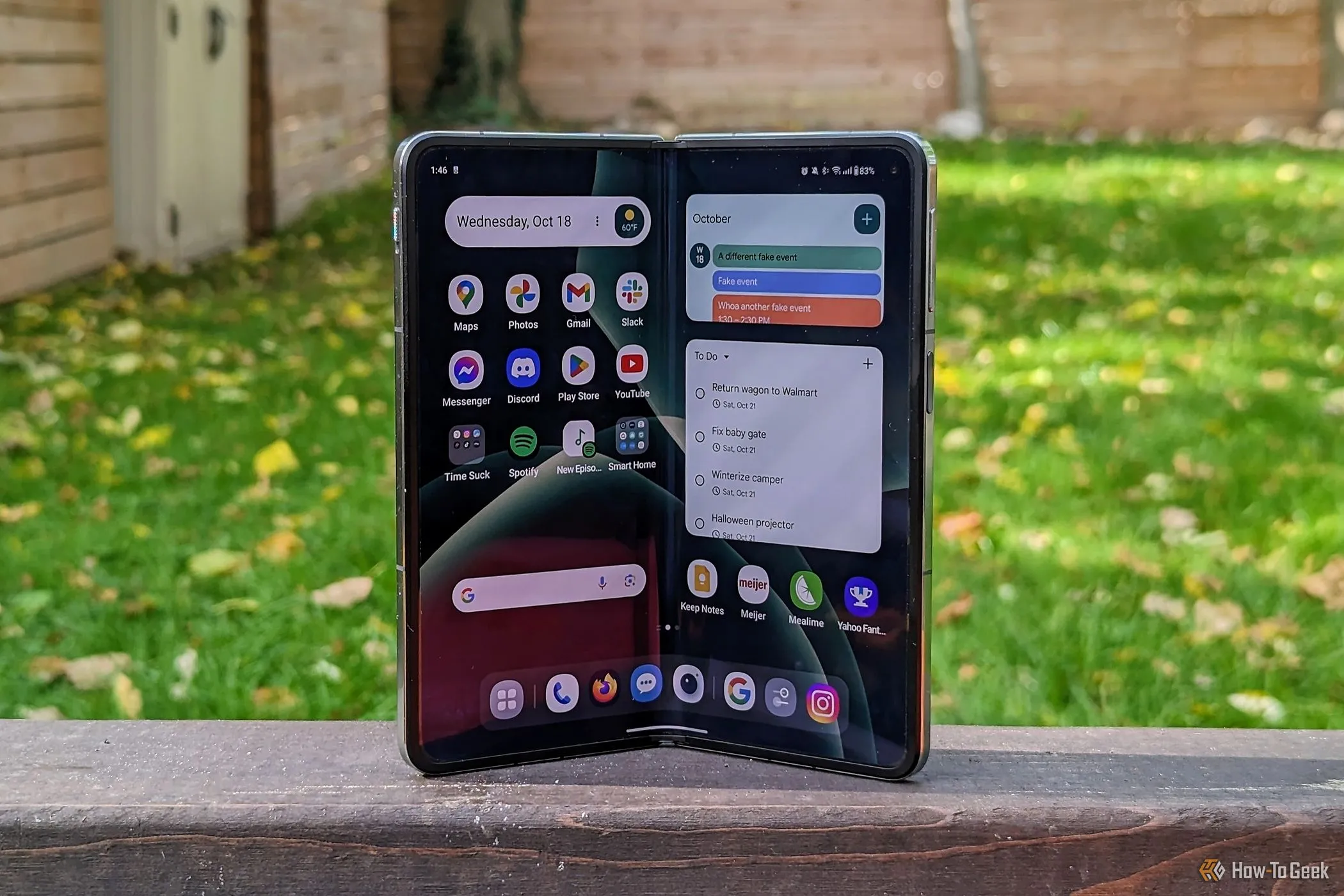Điện thoại gập OnePlus Open với màn hình bên trong mở rộng, thể hiện thiết kế dạng cuốn sách phổ biến trên smartphone gập