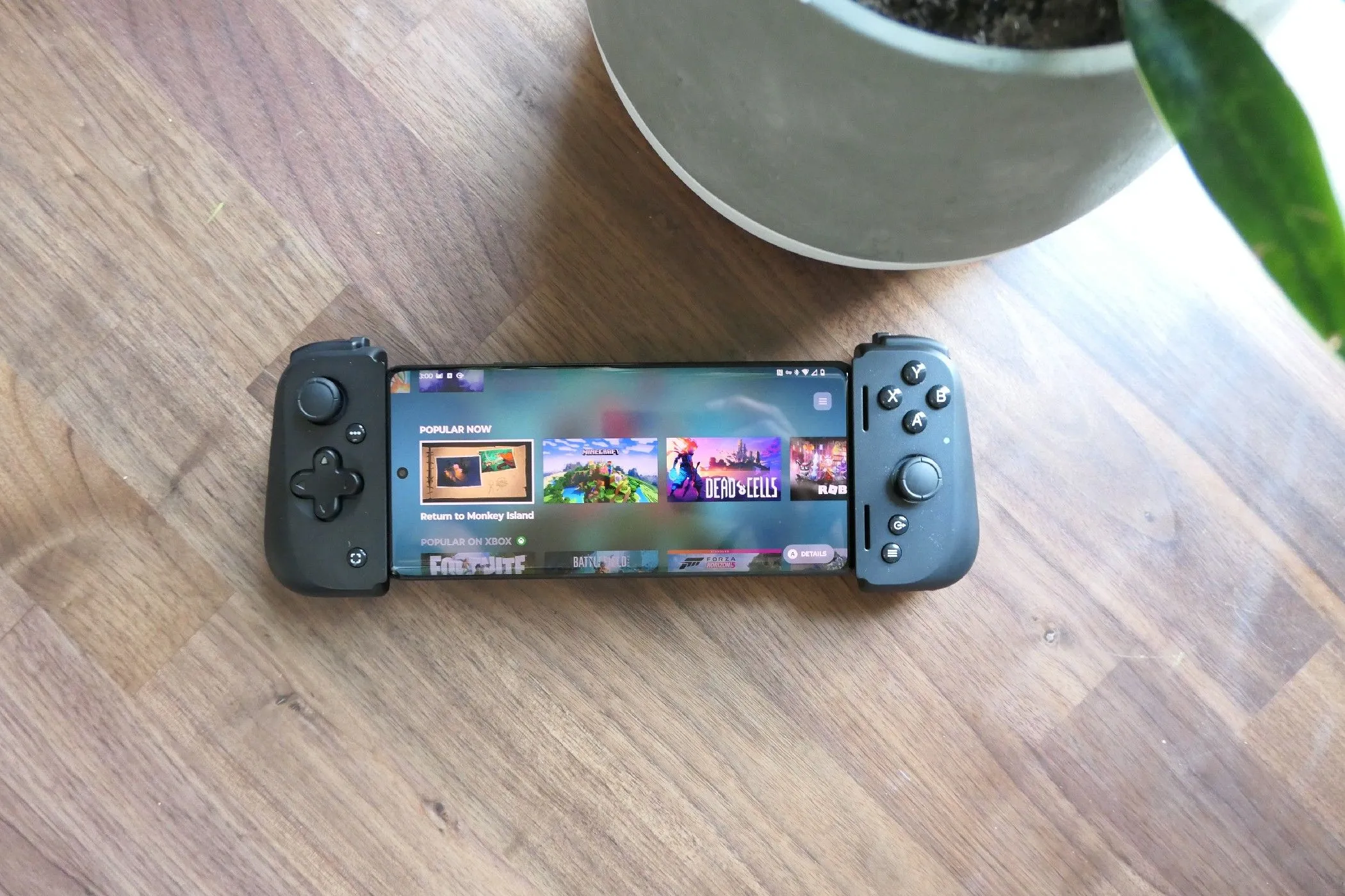 Điện thoại Motorola Edge+ gắn vào tay cầm chơi game Razer Kishi v2, minh họa phụ kiện hỗ trợ chơi game trên Android.