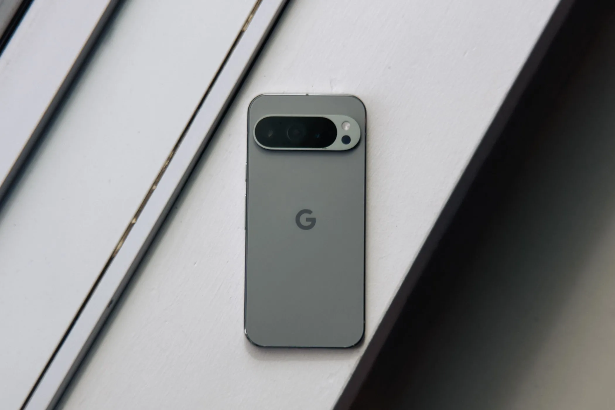 Điện thoại Pixel 9 Pro XL phiên bản màu xanh bạc hà (Mint Green) đặt trên nền trắng