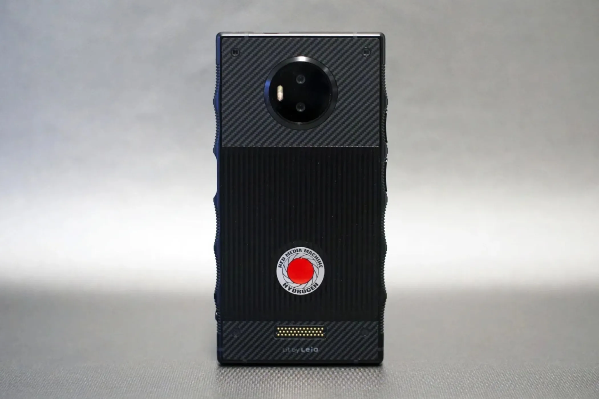Điện thoại RED Hydrogen One với thiết kế công nghiệp và màn hình hiển thị 3D