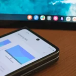 Điện thoại Samsung Galaxy Z Fold 5 chạy Samsung DeX trên lapdock, minh họa khả năng thiết bị di động thay thế PC