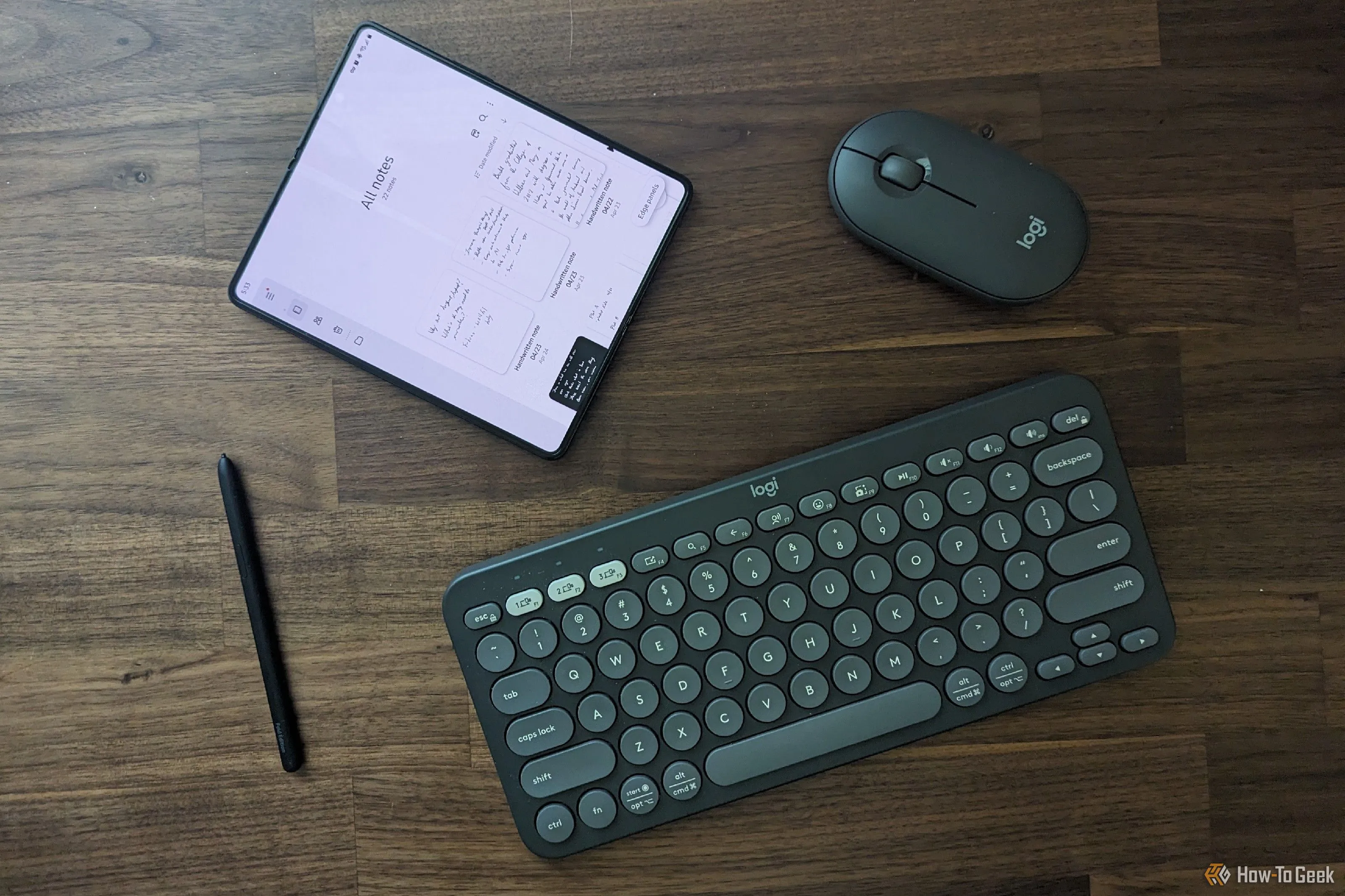 Điện thoại Samsung Galaxy Z Fold 5 cùng bàn phím, chuột và bút stylus minh họa khả năng làm việc như máy tính cá nhân