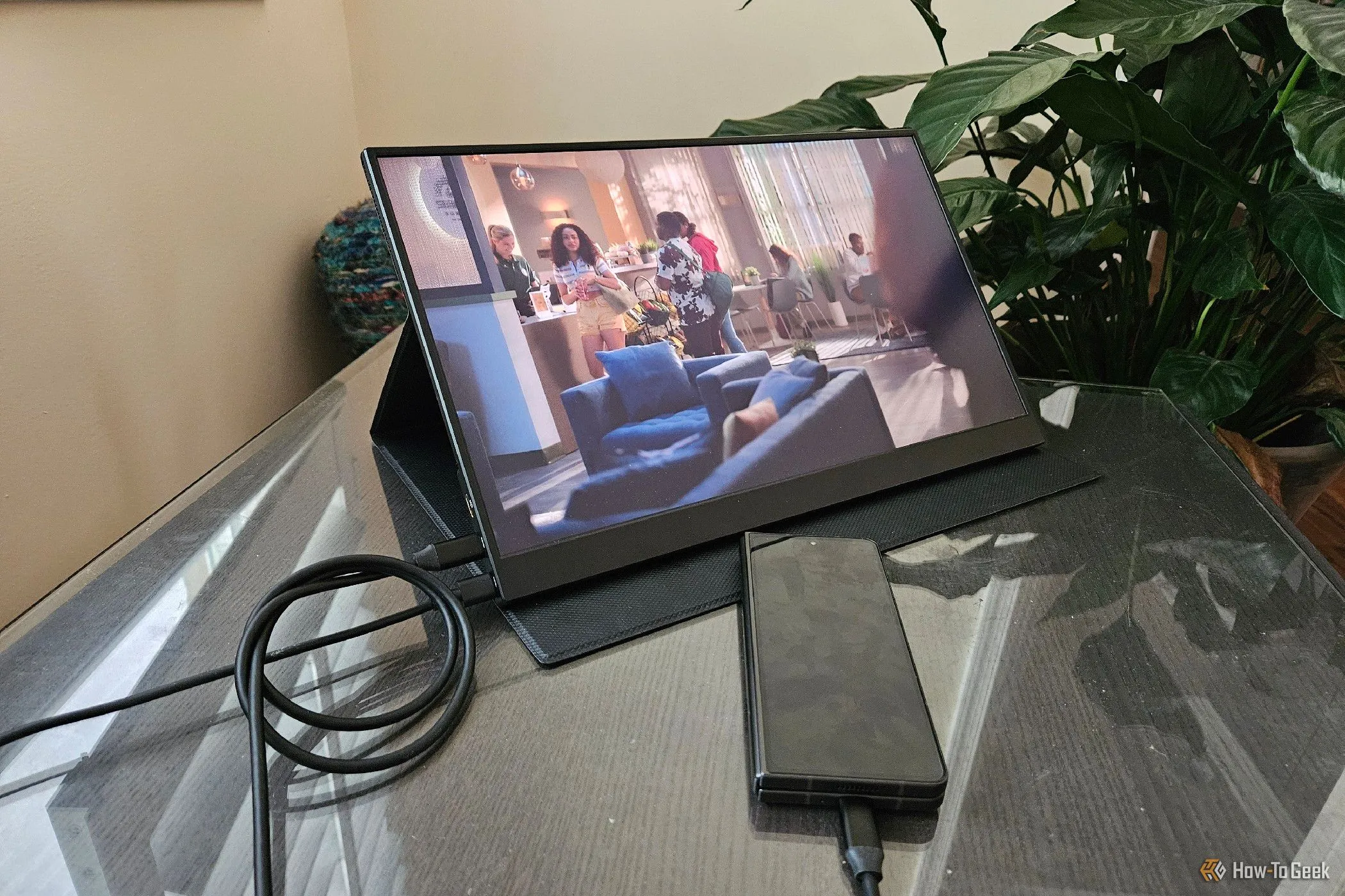 Điện thoại Samsung Galaxy Z Fold 5 kết nối với màn hình di động qua cáp USB-C, mở rộng không gian hiển thị cho trải nghiệm làm việc tốt hơn.