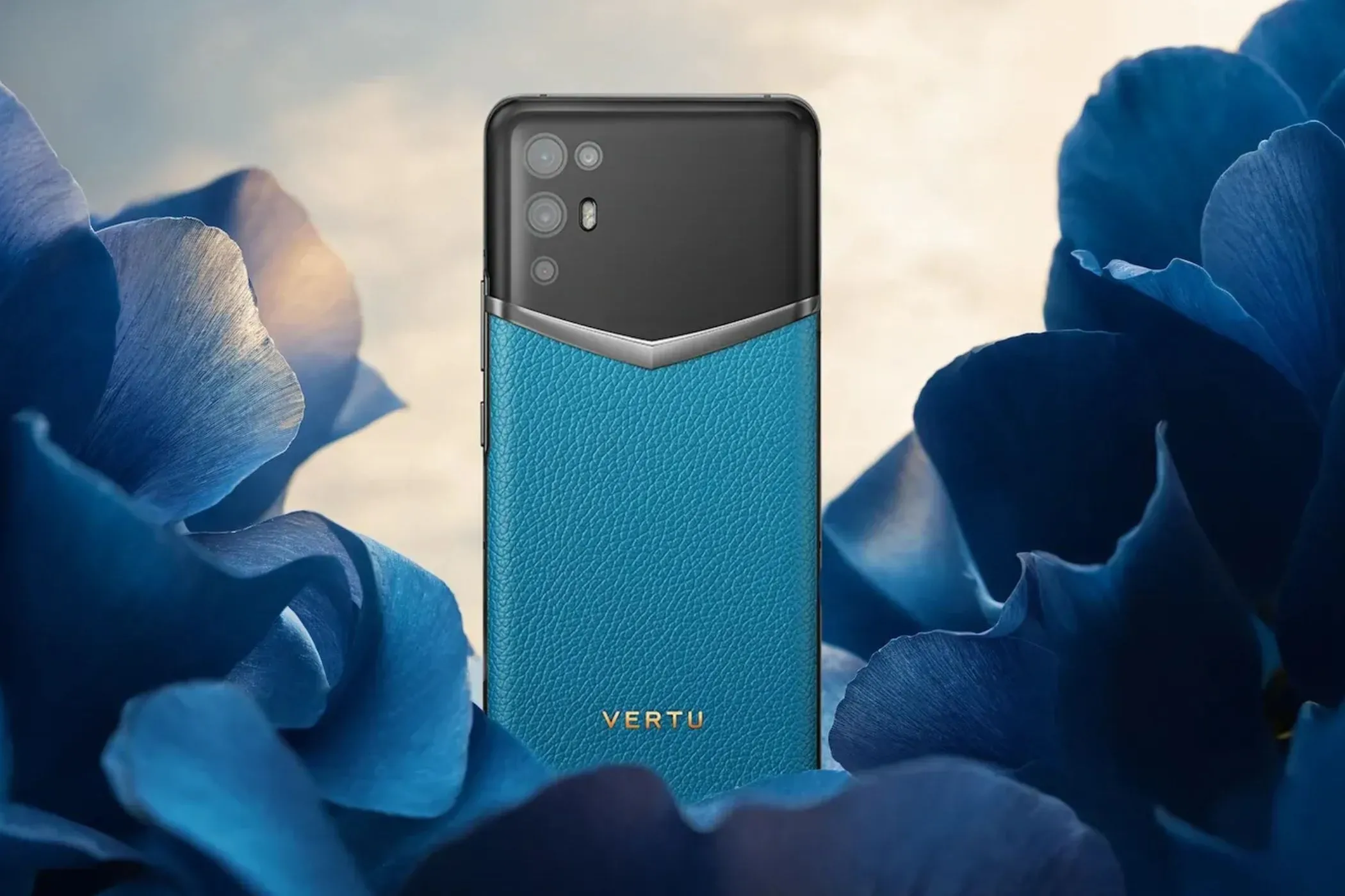 Điện thoại Vertu với nút Concierge màu đỏ nổi bật