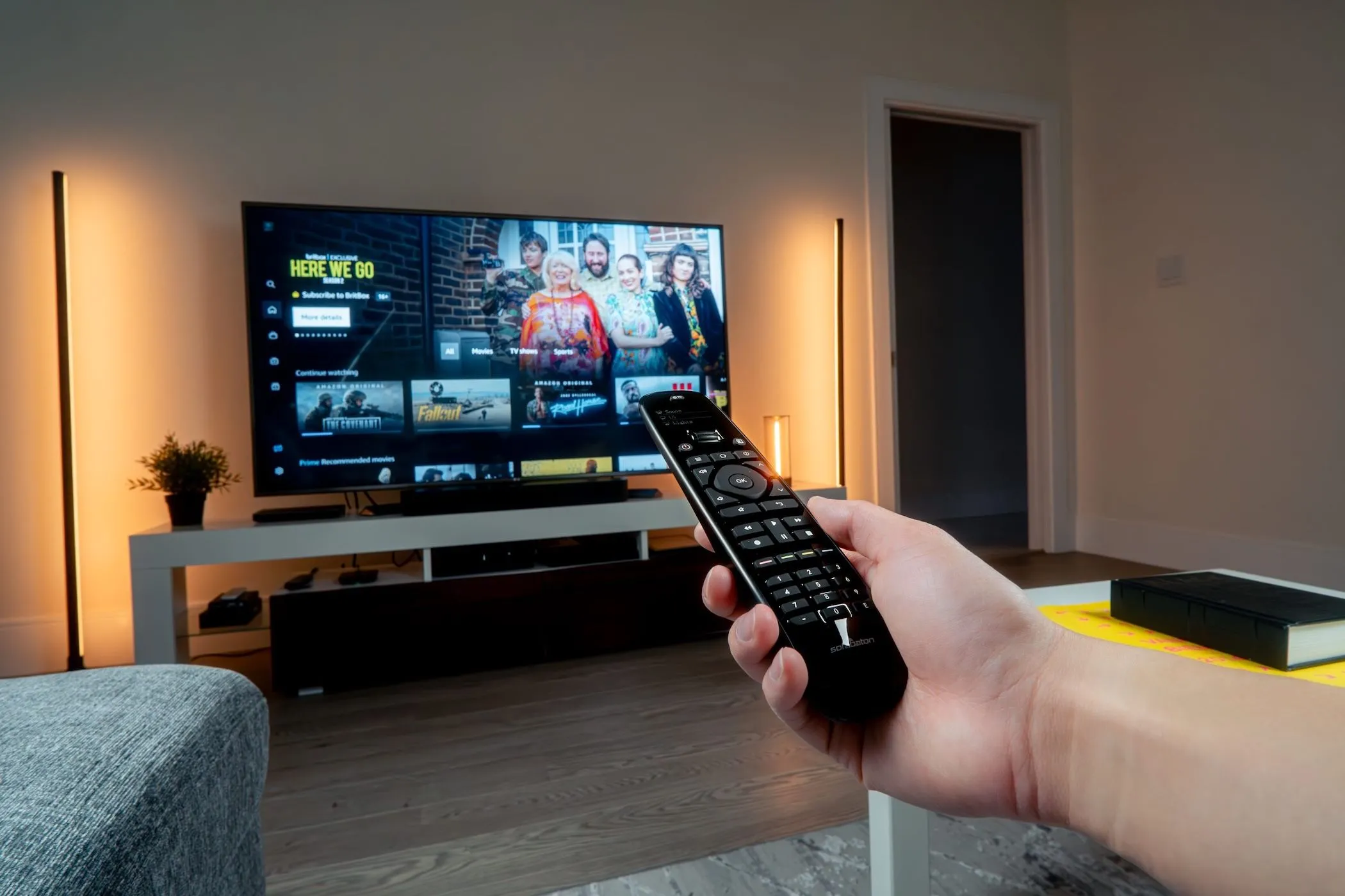 Điều khiển từ xa đa năng Sofabaton, phụ kiện tiện lợi để điều khiển PS5 khi xem phim giải trí.