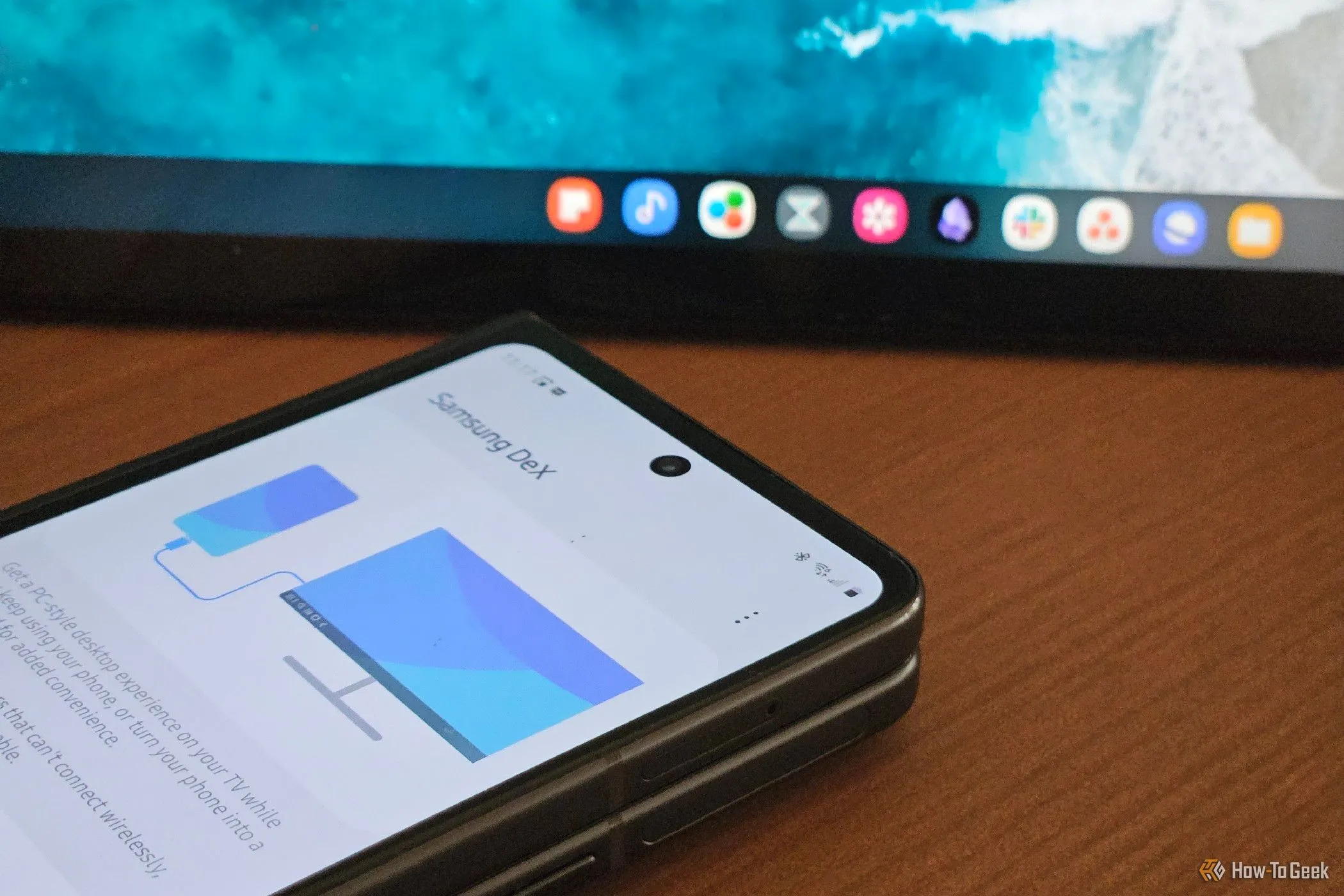 Galaxy Z Fold 5 khởi động Samsung DeX trên một lapdock, biến điện thoại thành một máy tính để bàn để chơi game.
