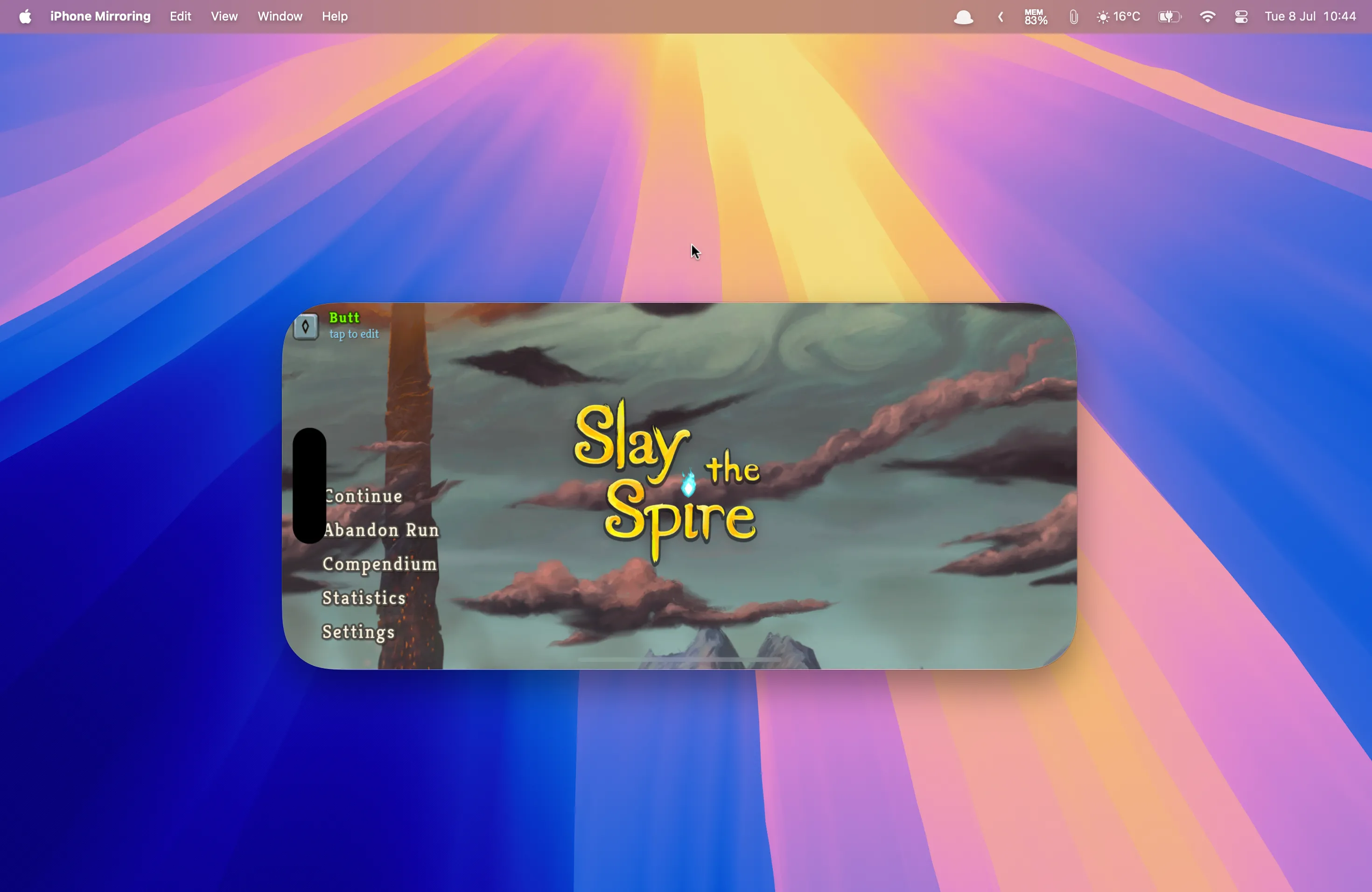 Game Slay the Spire+ chạy trên màn hình Mac qua iPhone Mirroring, mang lại trải nghiệm chơi game di động trên màn hình lớn hơn.