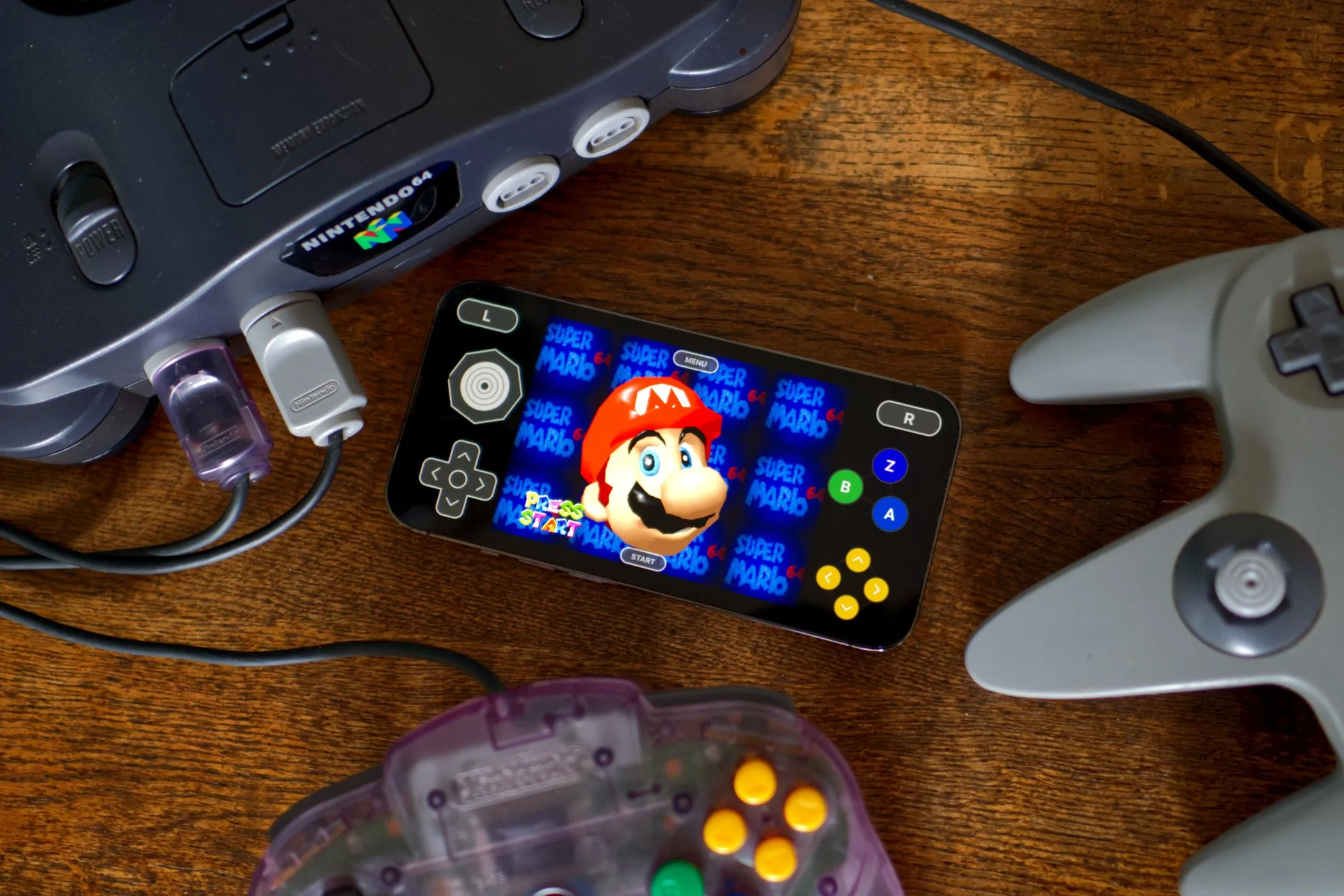 Game Super Mario 64 của Nintendo 64 đang chạy trên iPhone thông qua trình giả lập Delta, minh họa khả năng của các ứng dụng không có trên App Store truyền thống