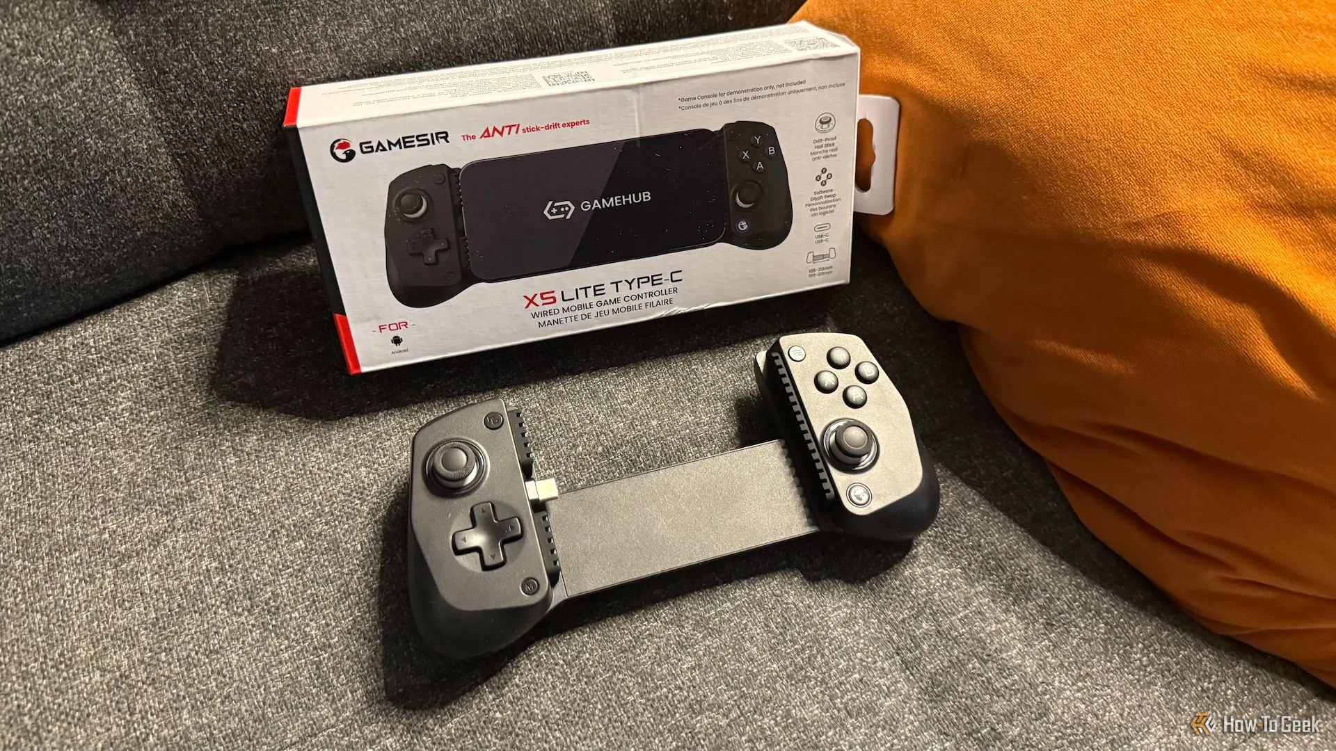 GameSir X5 Lite trên ghế sofa với hộp