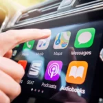 Giao diện Apple CarPlay hiển thị bản đồ và thông tin cuộc gọi