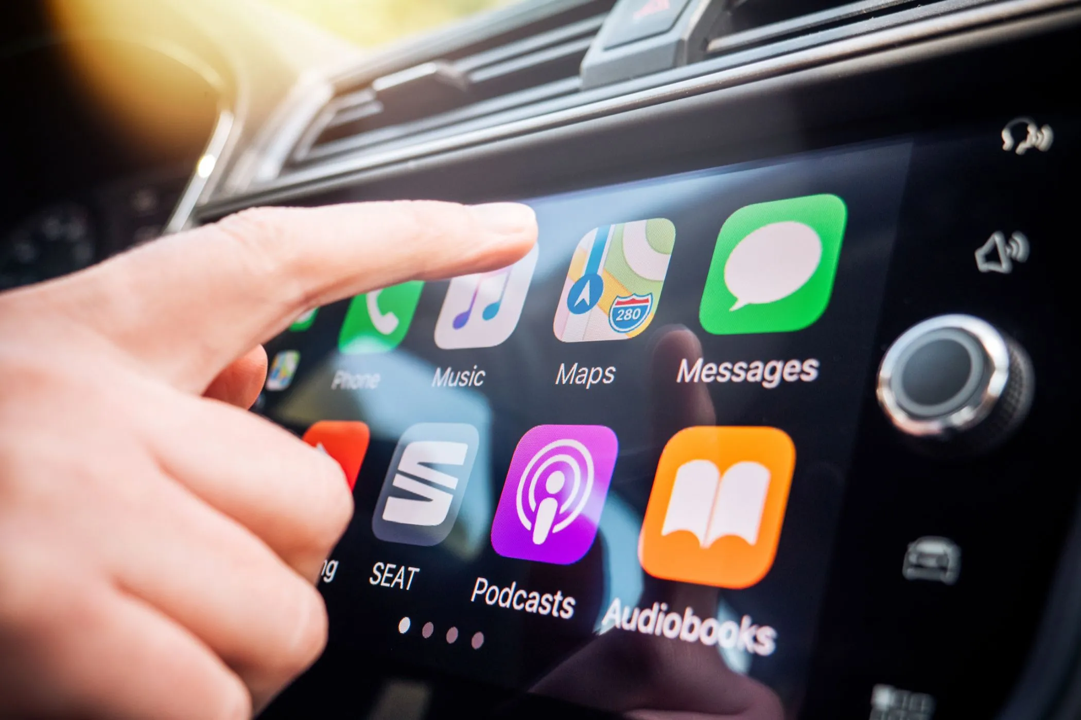 Giao diện Apple CarPlay hiển thị bản đồ và thông tin cuộc gọi