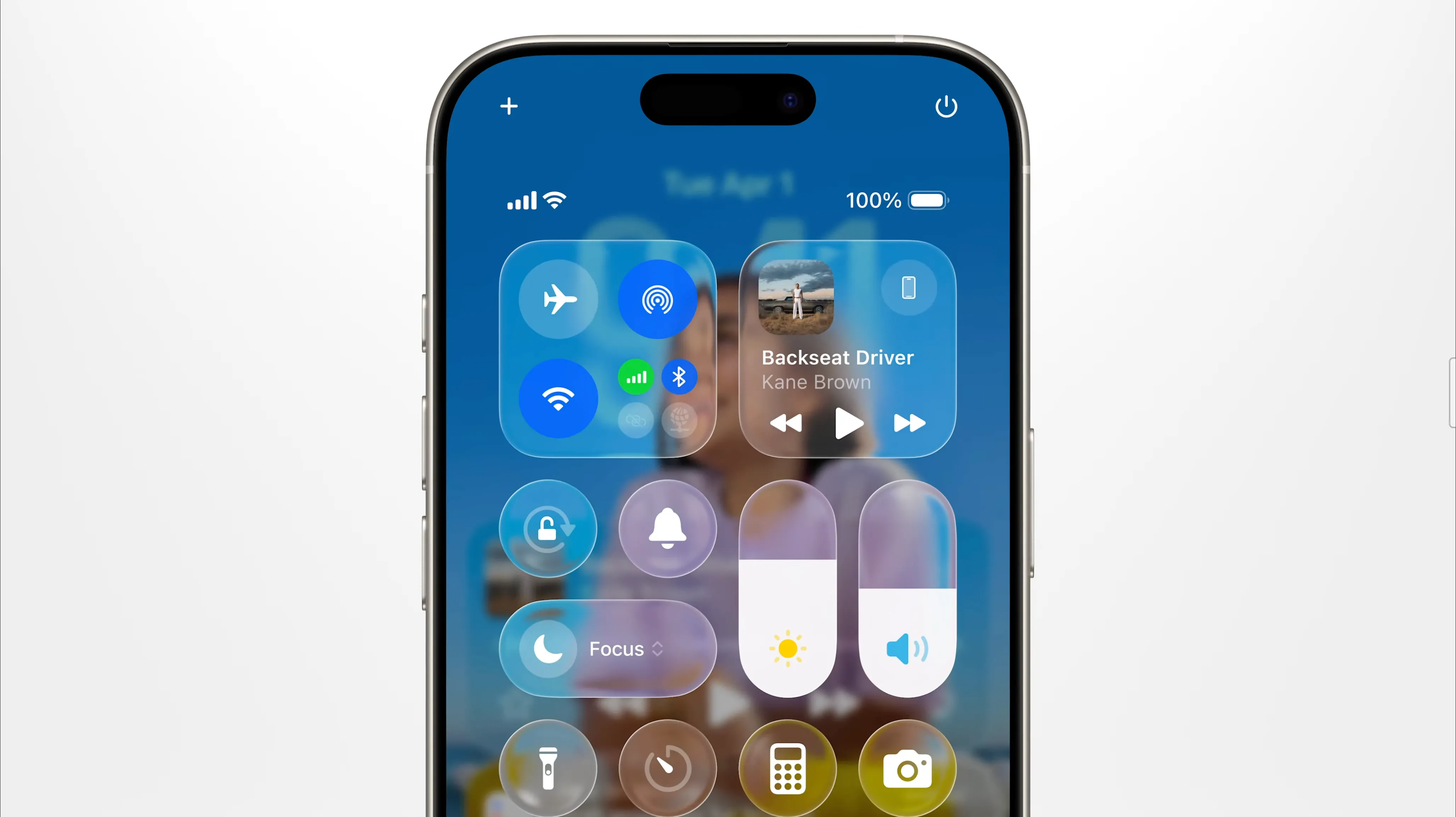 Giao diện Control Center của iOS 26 với hiệu ứng Liquid Glass, cho thấy độ trong suốt ban đầu.