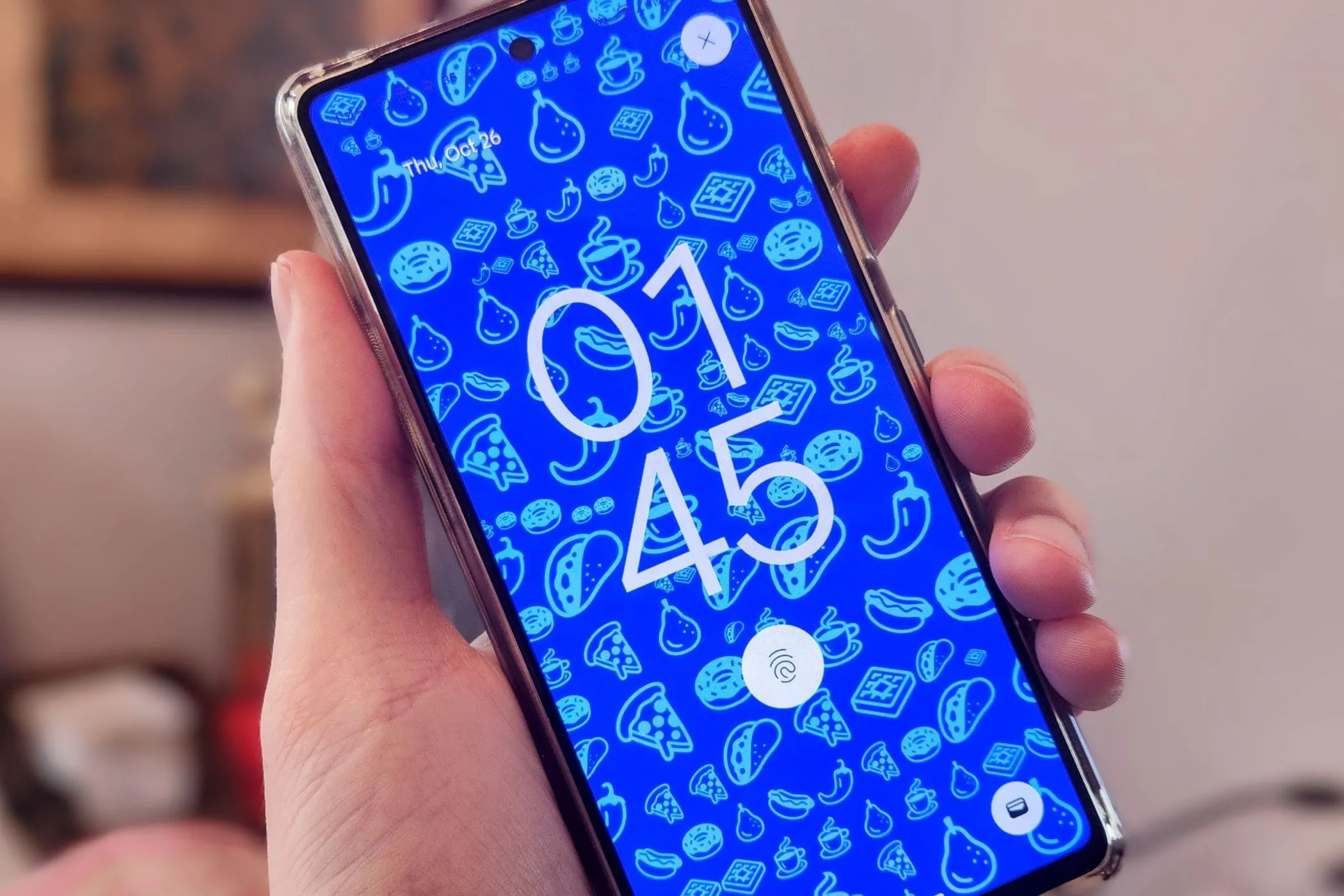 Giao diện điện thoại Google Pixel với hình nền emoji của Android 14, minh họa việc thay đổi giao diện để làm mới trải nghiệm