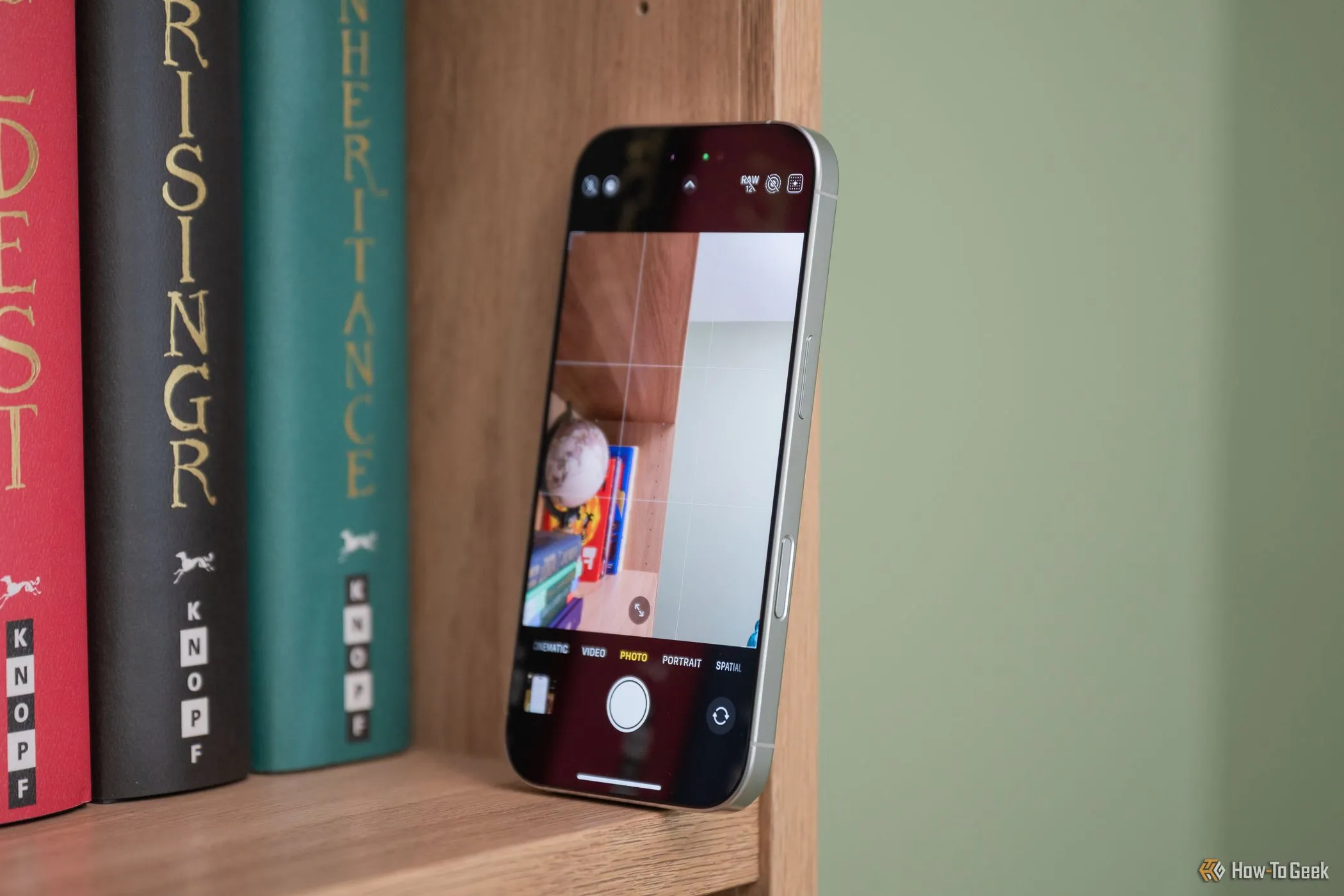 Giao diện điều khiển camera chuyên nghiệp trên iPhone 16 Pro, tối ưu cho việc chụp ảnh và quay video.