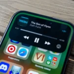 Giao diện Dynamic Island trên iPhone 15 hiển thị điều khiển nhạc.