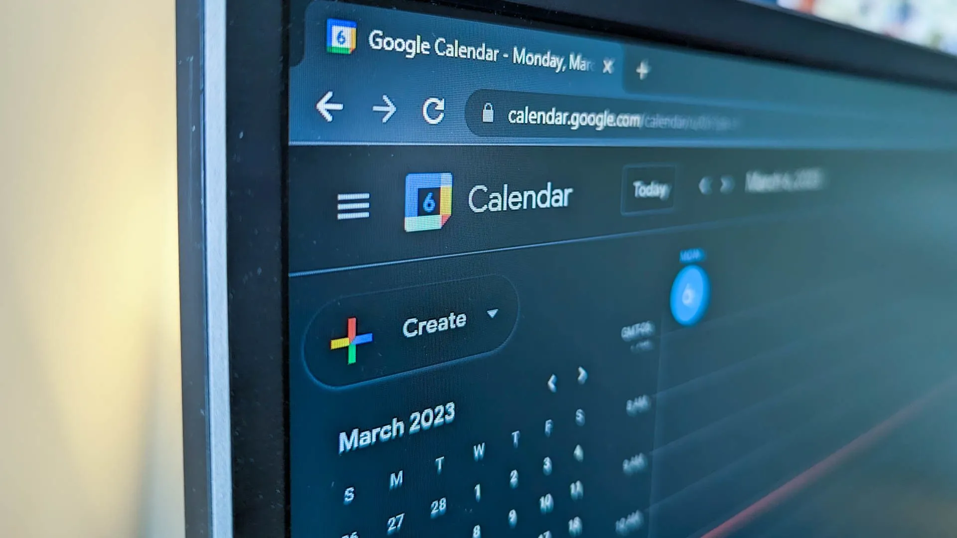 Giao diện Google Calendar trong chế độ tối trên trình duyệt Chrome, minh họa khả năng áp dụng dark mode rộng rãi trên các ứng dụng và hệ điều hành.