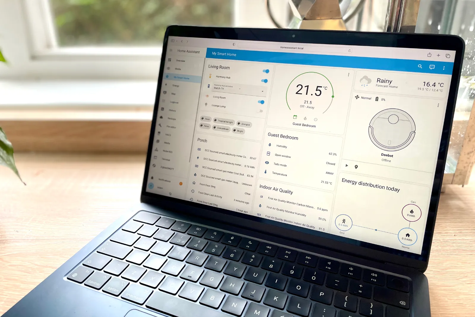 Giao diện Home Assistant đang chạy trên MacBook Air, nền tảng cho phép tạo công tắc ảo HomeKit.