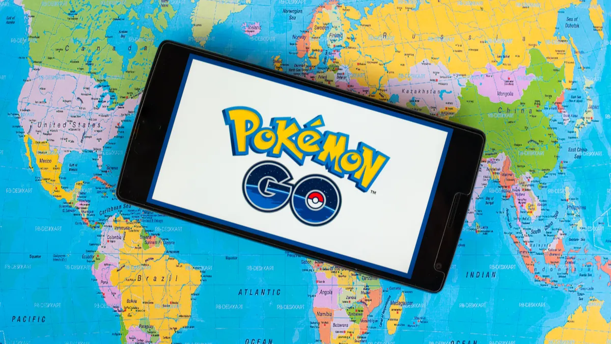 Giao diện trò chơi Pokemon Go hiển thị bản đồ thực tế với các Pokemon và PokéStop, minh họa tính năng di chuyển khám phá.