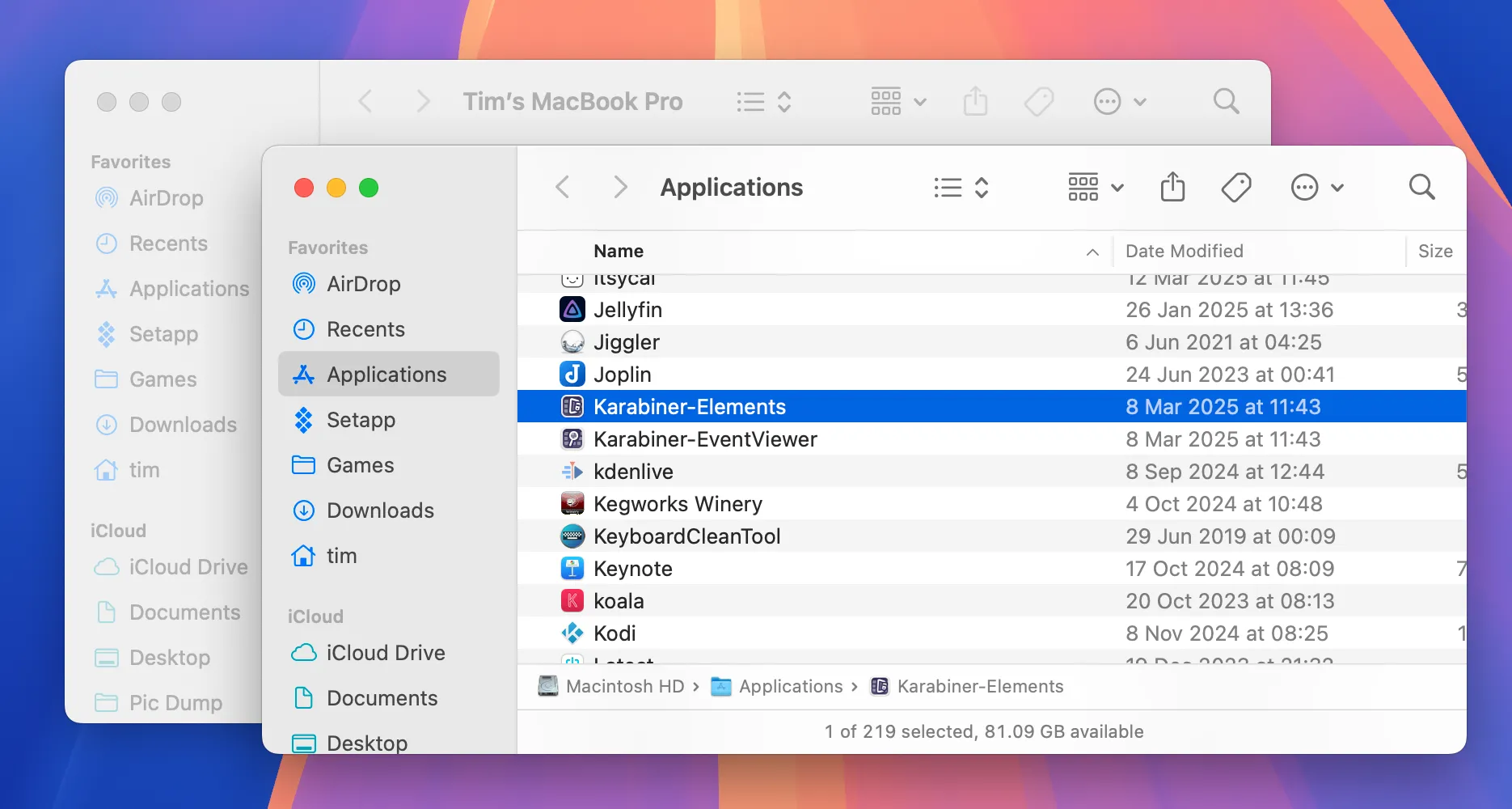 Hai cửa sổ Finder trên macOS được mở song song, minh họa việc chuyển đổi giữa các ứng dụng.