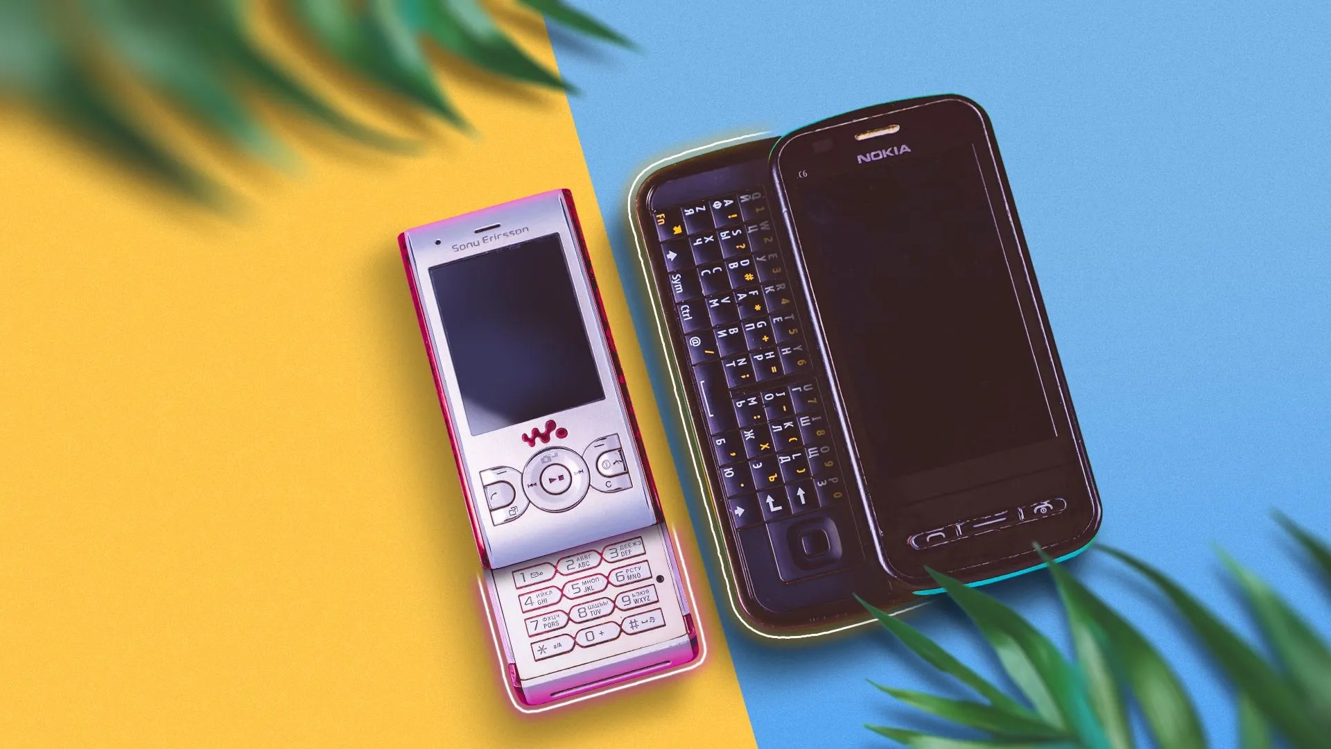 Hai điện thoại bàn phím trượt đặt cạnh nhau, một chiếc Samsung Galaxy Note 10+ đã mod và một chiếc Motorola DROID cổ điển, minh họa sự hồi sinh bàn phím vật lý.