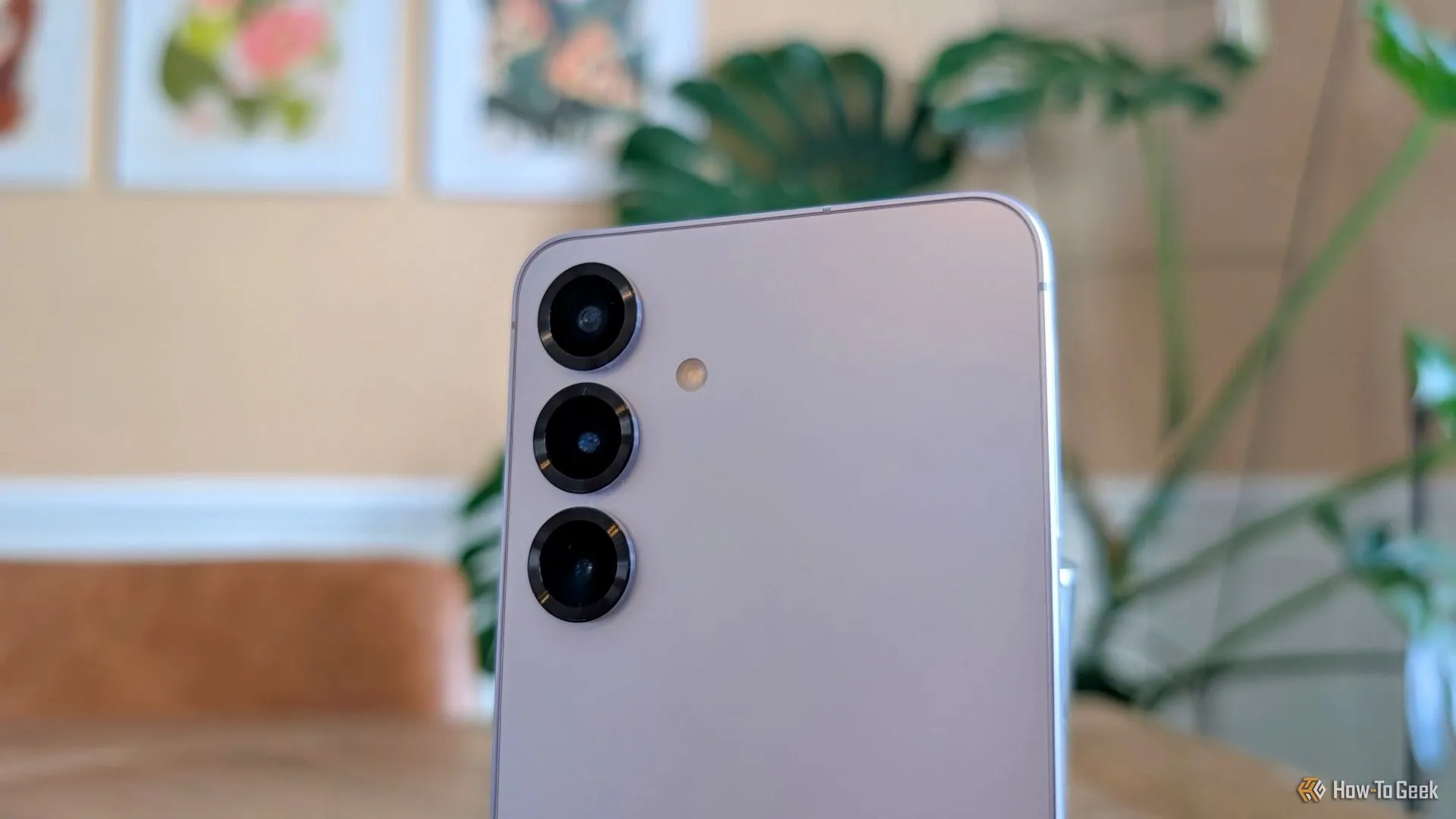 Hệ thống ba camera sau của Samsung Galaxy S25 với cảm biến chính, siêu rộng và tele
