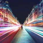 Hình ảnh chụp phơi sáng dài với vệt đèn giao thông buổi đêm tại London.