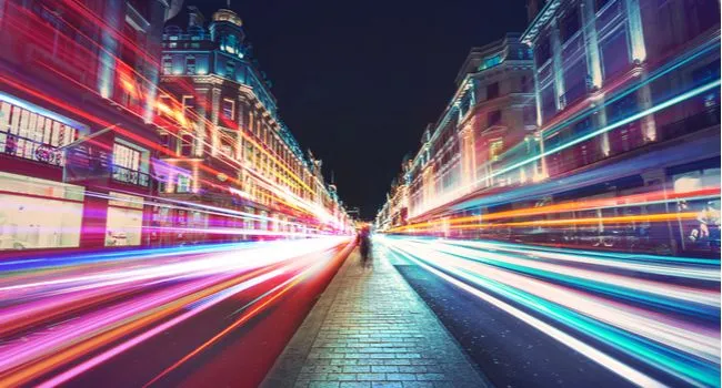 Hình ảnh chụp phơi sáng dài với vệt đèn giao thông buổi đêm tại London.