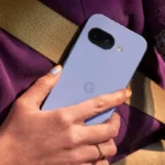 Hình ảnh điện thoại Google Pixel 9a với mặt lưng phẳng không có cụm camera lồi