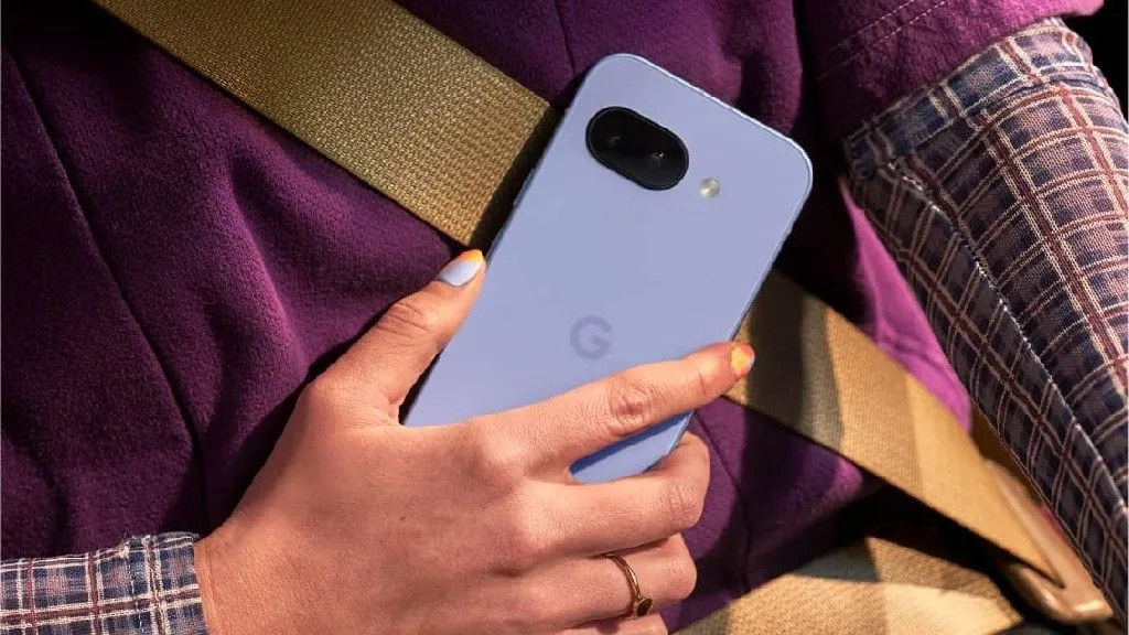 Hình ảnh điện thoại Google Pixel 9a với mặt lưng phẳng không có cụm camera lồi
