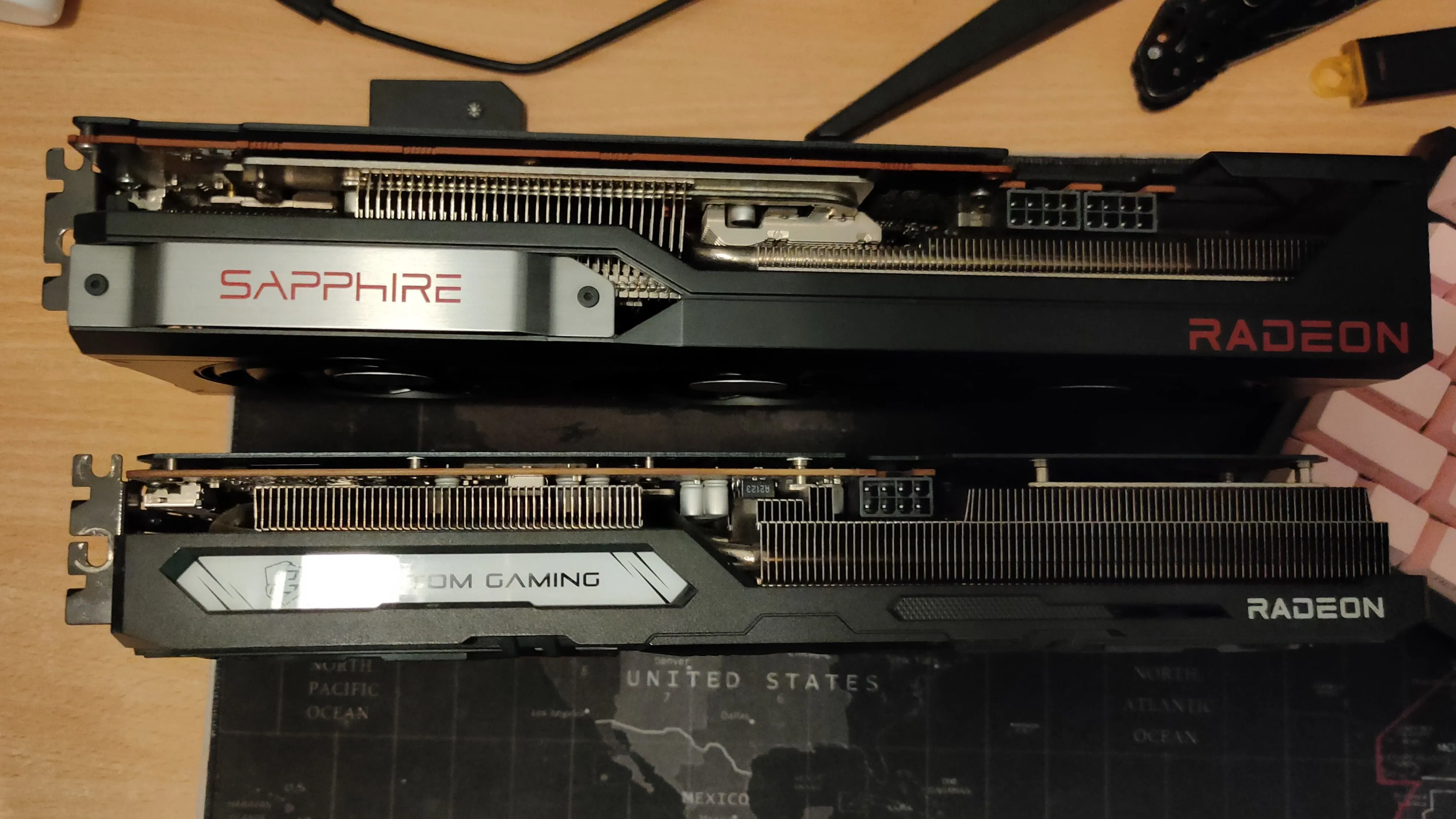 Hình ảnh hai card đồ họa AMD Radeon RX 6800 XT và RX 6600 XT, đại diện cho dòng GPU gaming của AMD