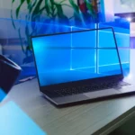 Hình ảnh minh họa một chiếc laptop chạy Windows, thể hiện sự phổ biến của hệ điều hành này và nhu cầu về các cổng kết nối hiện đại như USB-C.