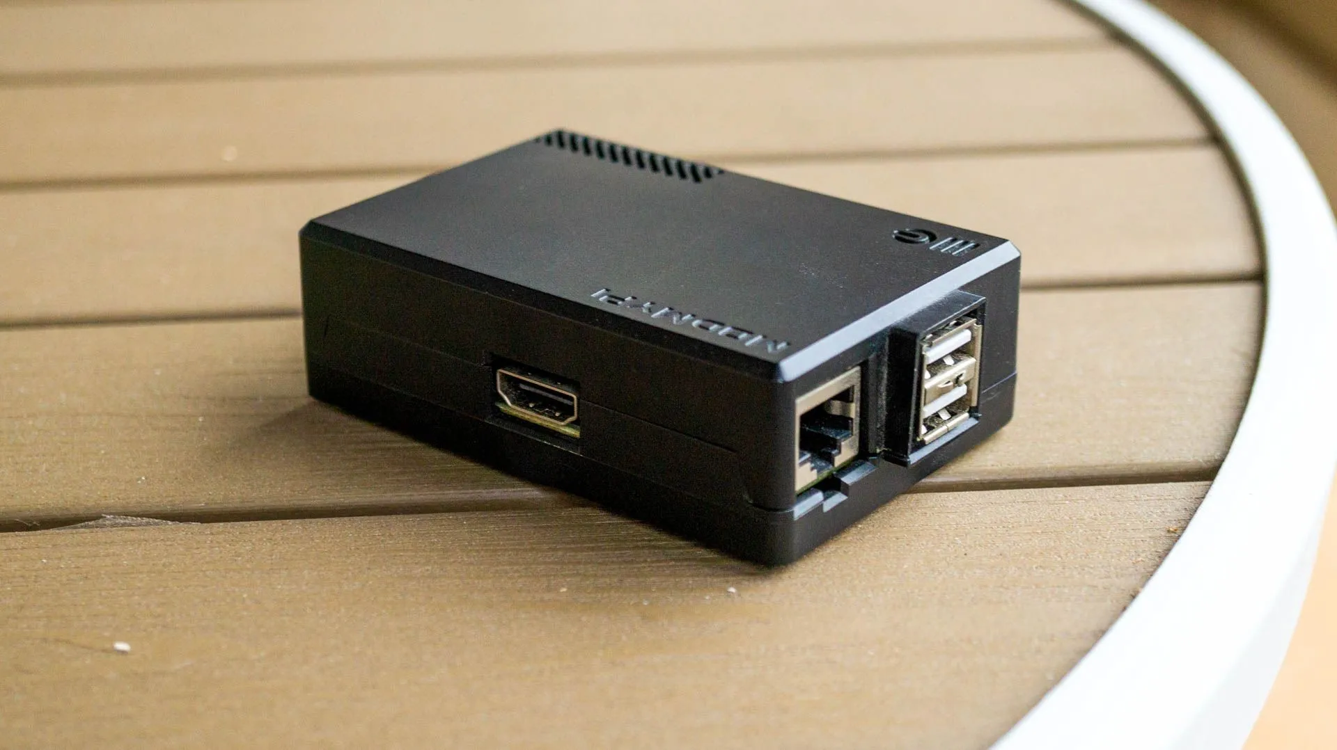 Hình ảnh một bo mạch Raspberry Pi được đặt trong vỏ bảo vệ