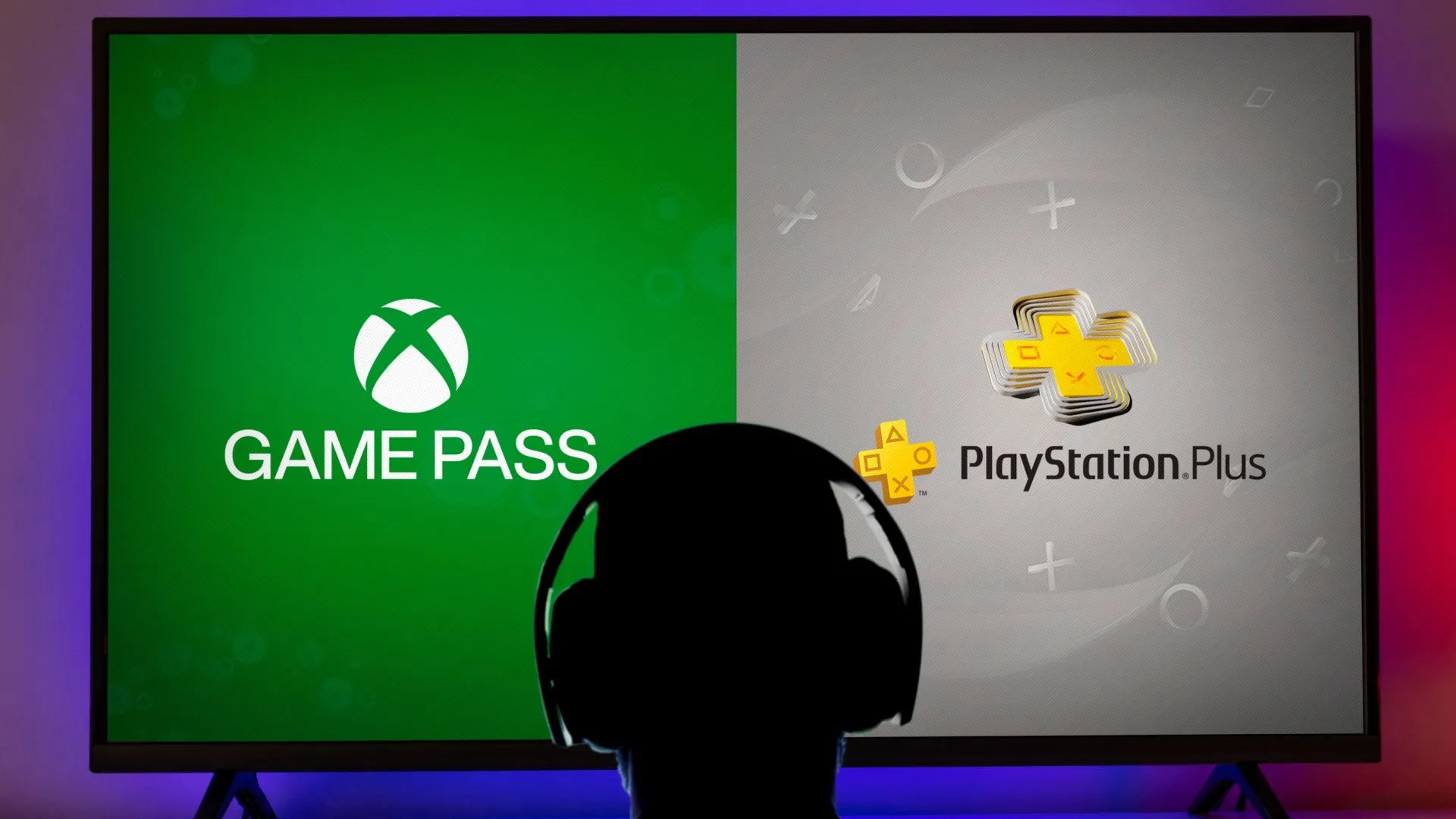 Hình ảnh một người đang nhìn vào logo Xbox Game Pass và PlayStation Plus trên màn hình TV lớn, thể hiện xu hướng chơi game không cần console