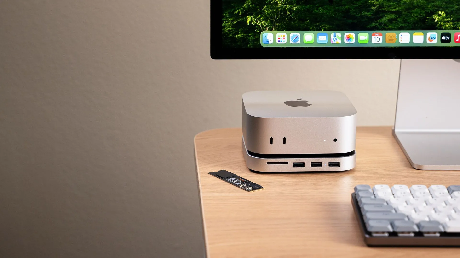 Hub Satechi dành cho Mac Mini M4 màu bạc được đặt cạnh máy tính