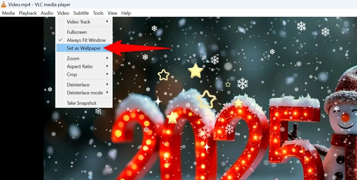 Hướng dẫn chọn tùy chọn &quot;Video &gt; Set as Wallpaper&quot; trong menu của VLC để đặt video làm hình nền desktop.