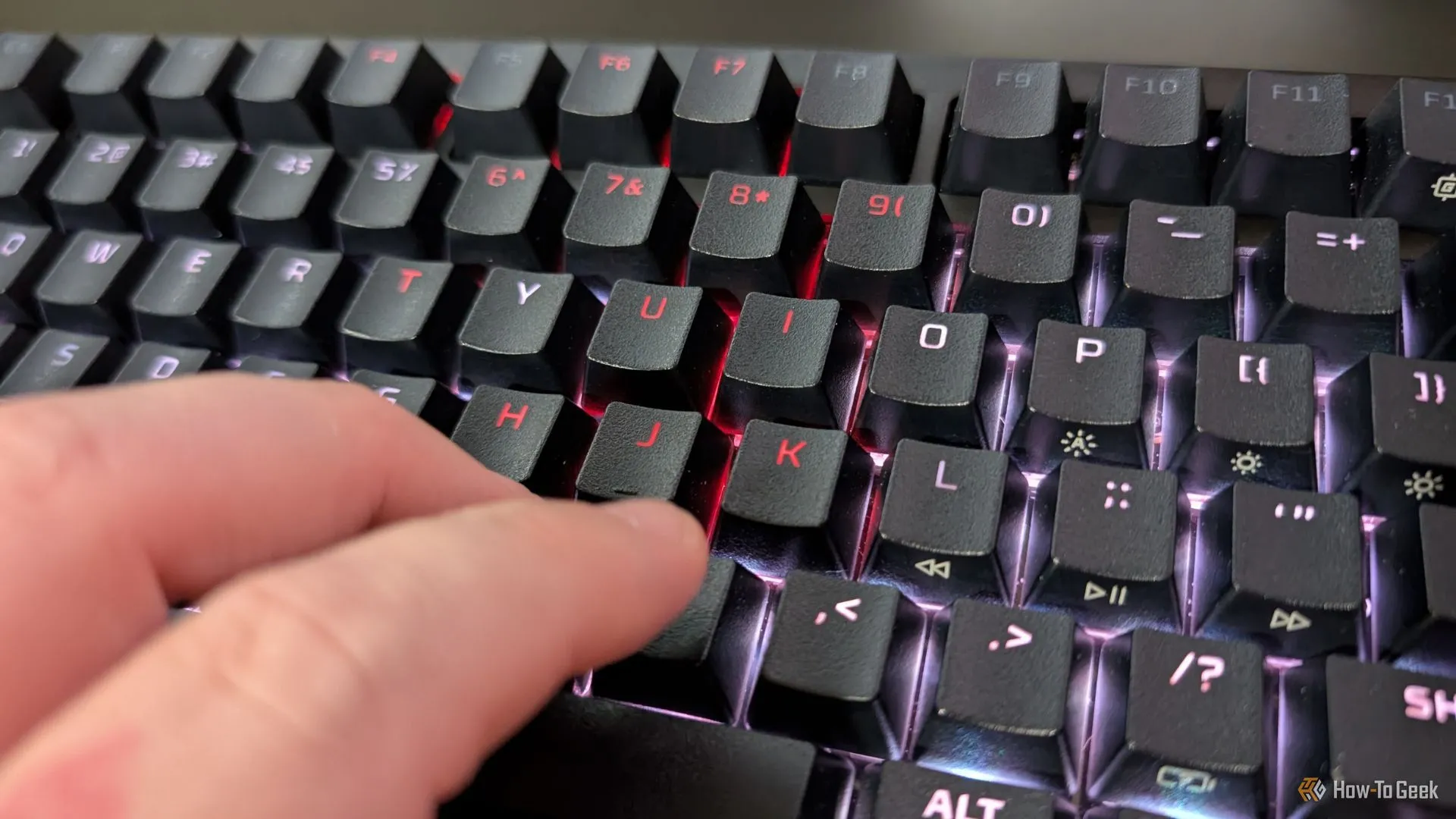 HyperX Alloy Rise 75 hiển thị hiệu ứng RGB động khi gõ phím, làm nổi bật ánh sáng bàn phím gaming