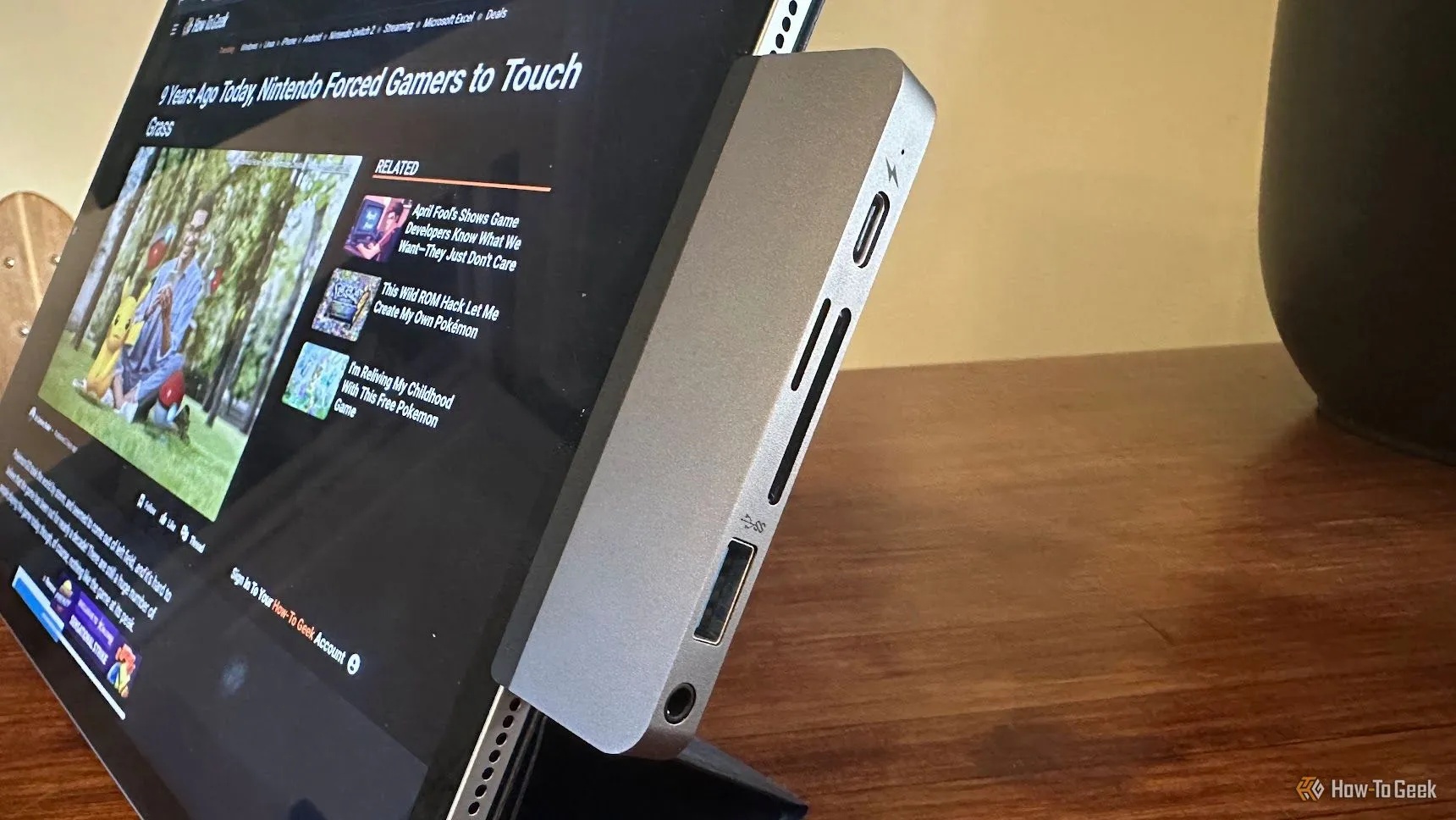 iPad gắn hub USB-C HyperDrive, cho phép mở rộng các cổng kết nối và sử dụng nhiều thiết bị ngoại vi.