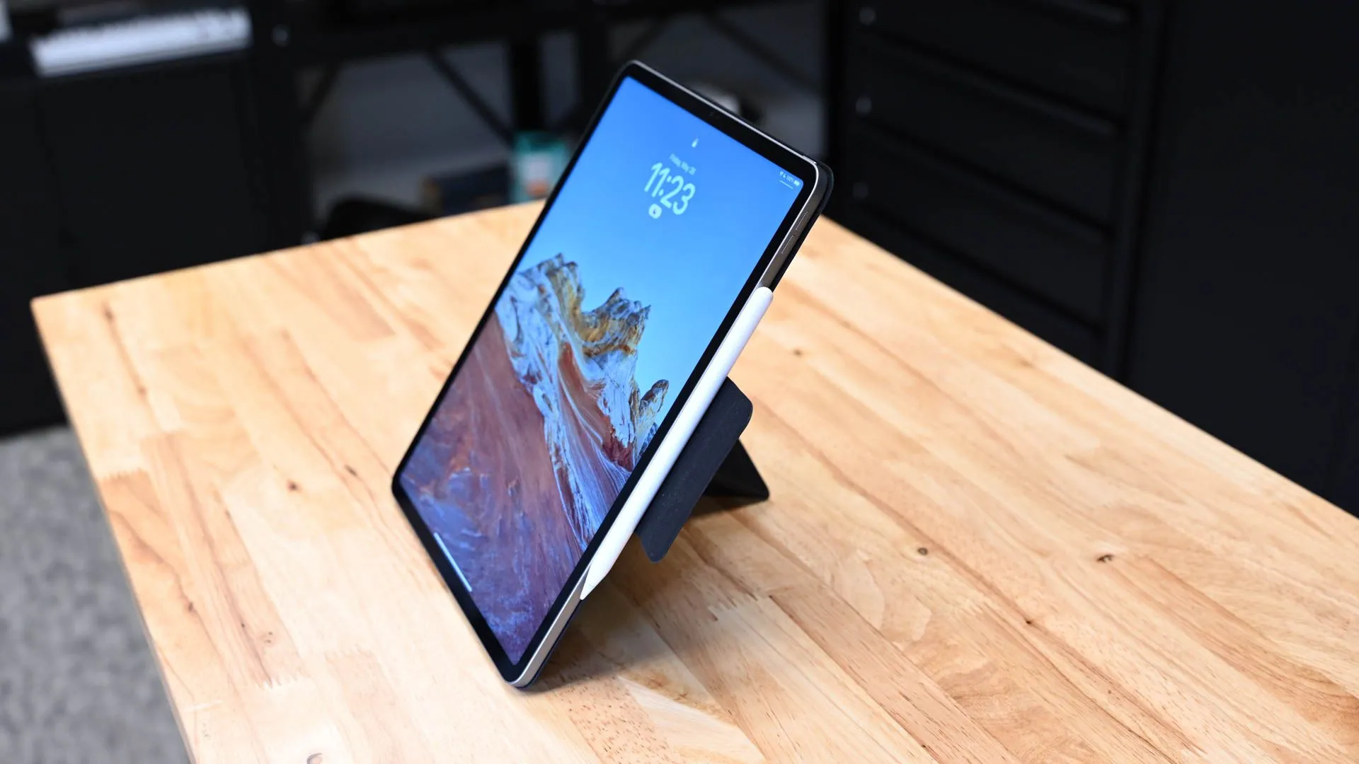 iPad Pro đặt dọc trên giá đỡ Pitaka MagEZ Folio 2, minh họa việc sử dụng iPad làm trung tâm nấu ăn