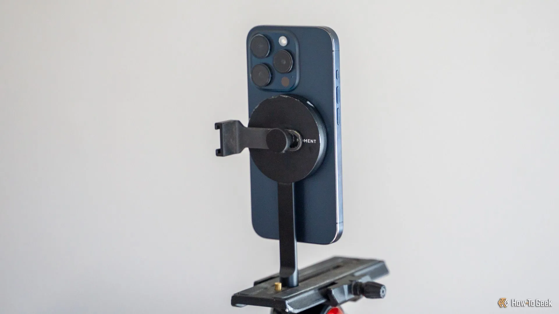iPhone 15 Pro được gắn trên giá đỡ tripod Moment MagSafe, thể hiện thiết kế mỏng nhẹ dễ dàng mang theo.