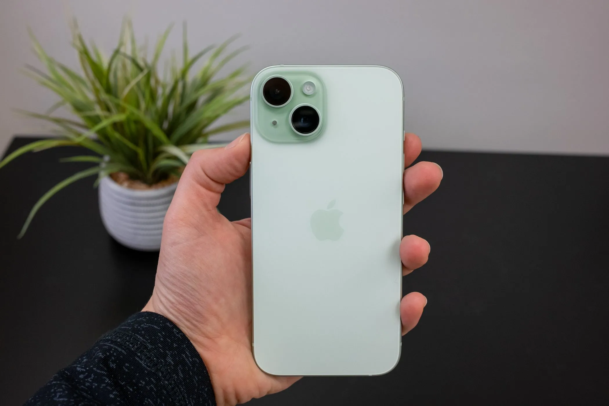 iPhone 15 trong tay, vẫn là lựa chọn đáng cân nhắc với Dynamic Island và hệ thống camera kép.