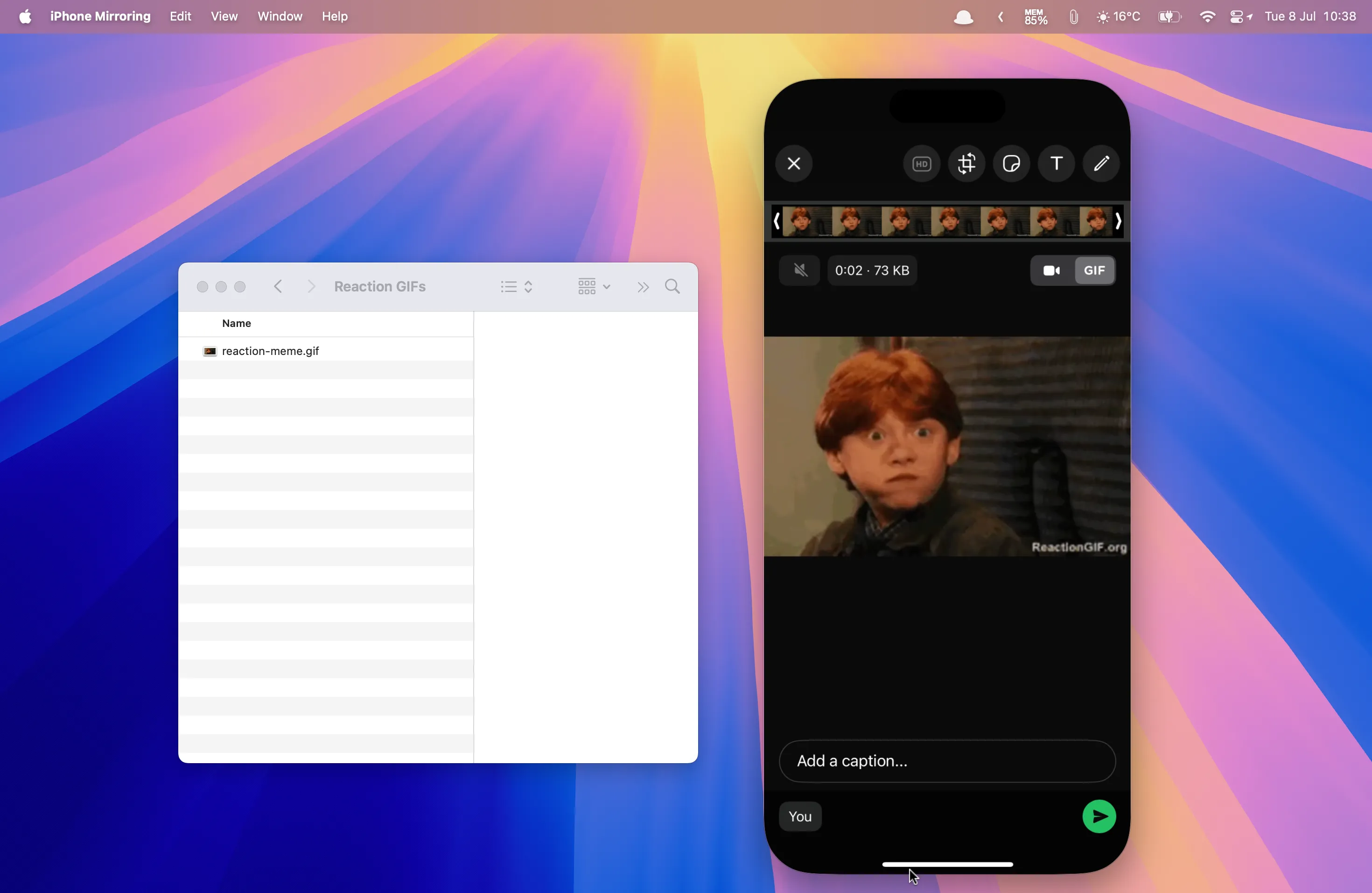 Kéo thả một ảnh GIF từ thư mục trên Mac trực tiếp vào ứng dụng WhatsApp trên iPhone Mirroring, minh họa khả năng truyền file linh hoạt.