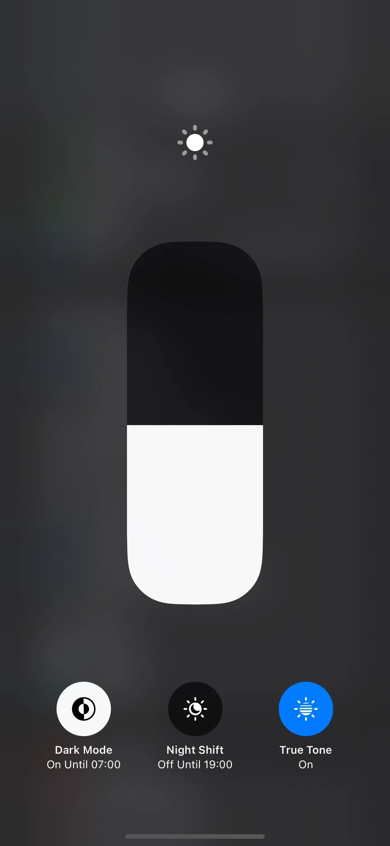 Kích hoạt chế độ Tối (Dark Mode) trên iPhone qua Trung tâm điều khiển để dùng thoải mái ban đêm