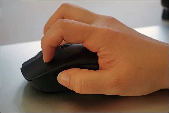 Kiểu cầm chuột Claw grip, một trong những phong cách cầm chuột phổ biến cho game thủ FPS.