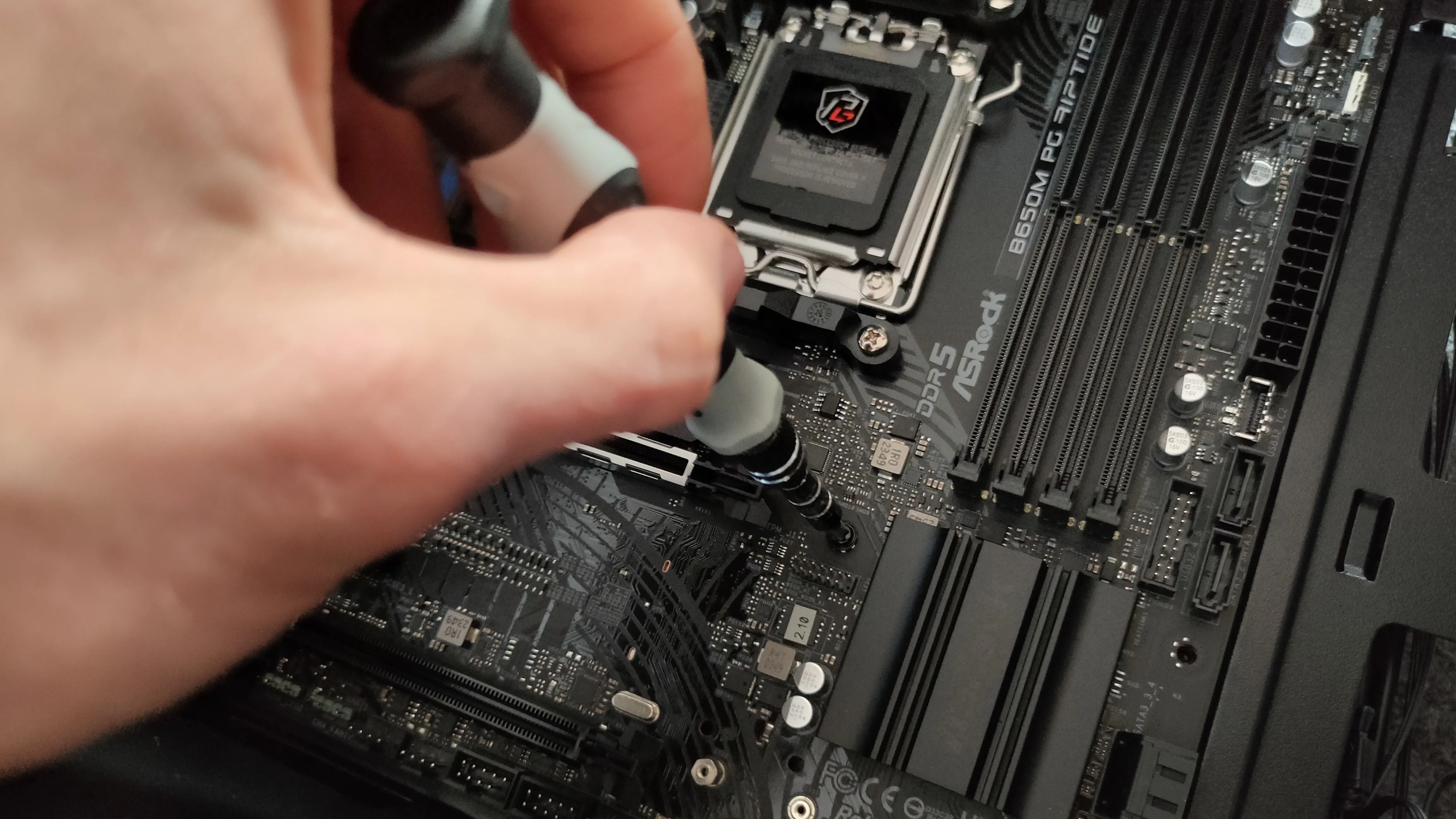 Lắp đặt và cố định bo mạch chủ vào các trụ đỡ bên trong vỏ case PC