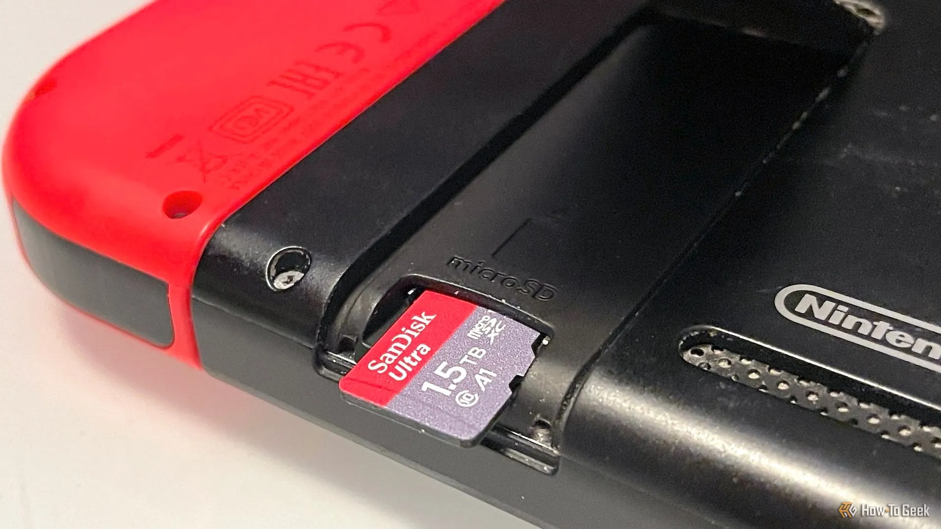 Lắp thẻ nhớ microSD vào console Nintendo Switch, đảm bảo đúng chiều để thiết bị nhận diện