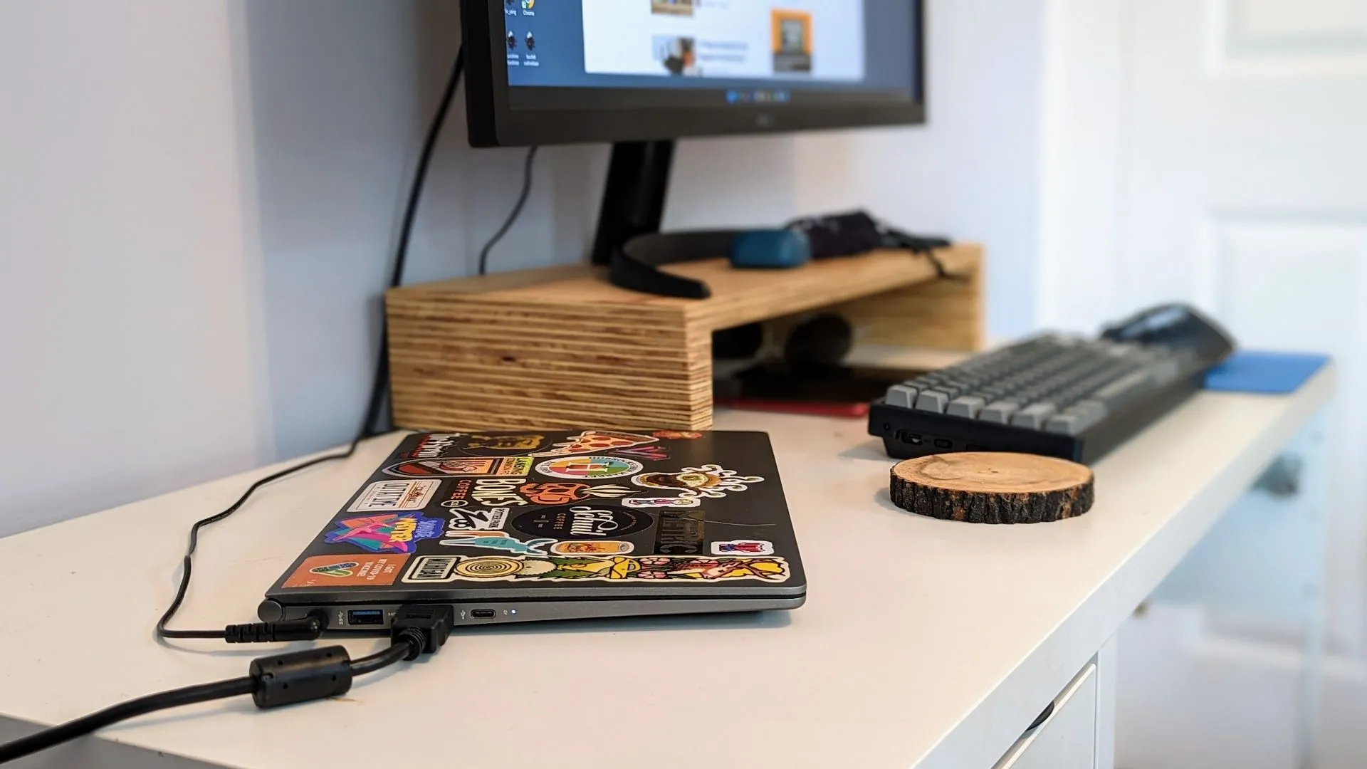 Laptop được kết nối với màn hình ngoài, bàn phím và chuột, minh họa cách một laptop có thể hoạt động như một máy tính để bàn.