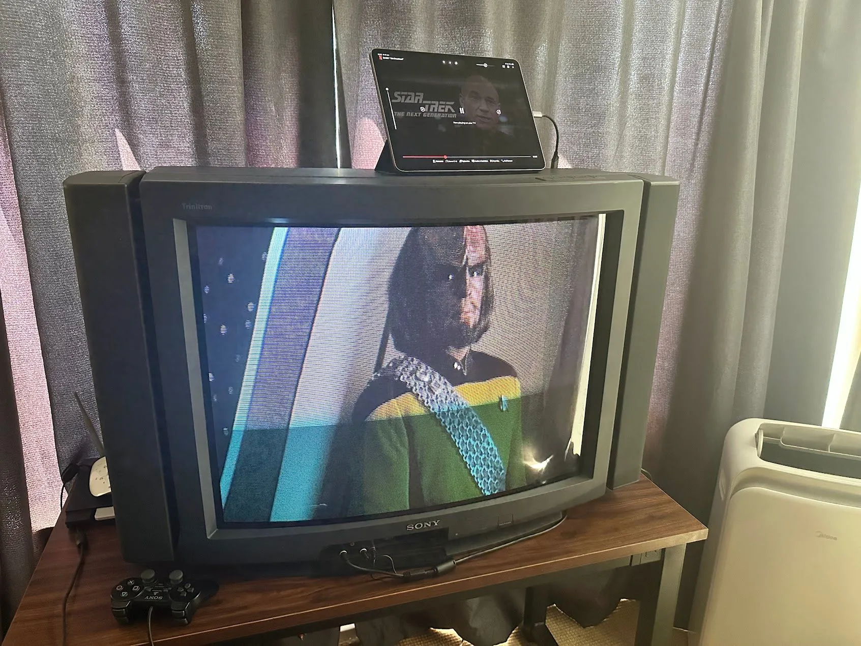 Loạt phim Star Trek được chiếu trên TV CRT, minh họa trải nghiệm âm thanh và hình ảnh cổ điển.