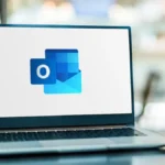 Logo Microsoft Outlook hiển thị trên màn hình laptop, biểu tượng cho ứng dụng email phổ biến.