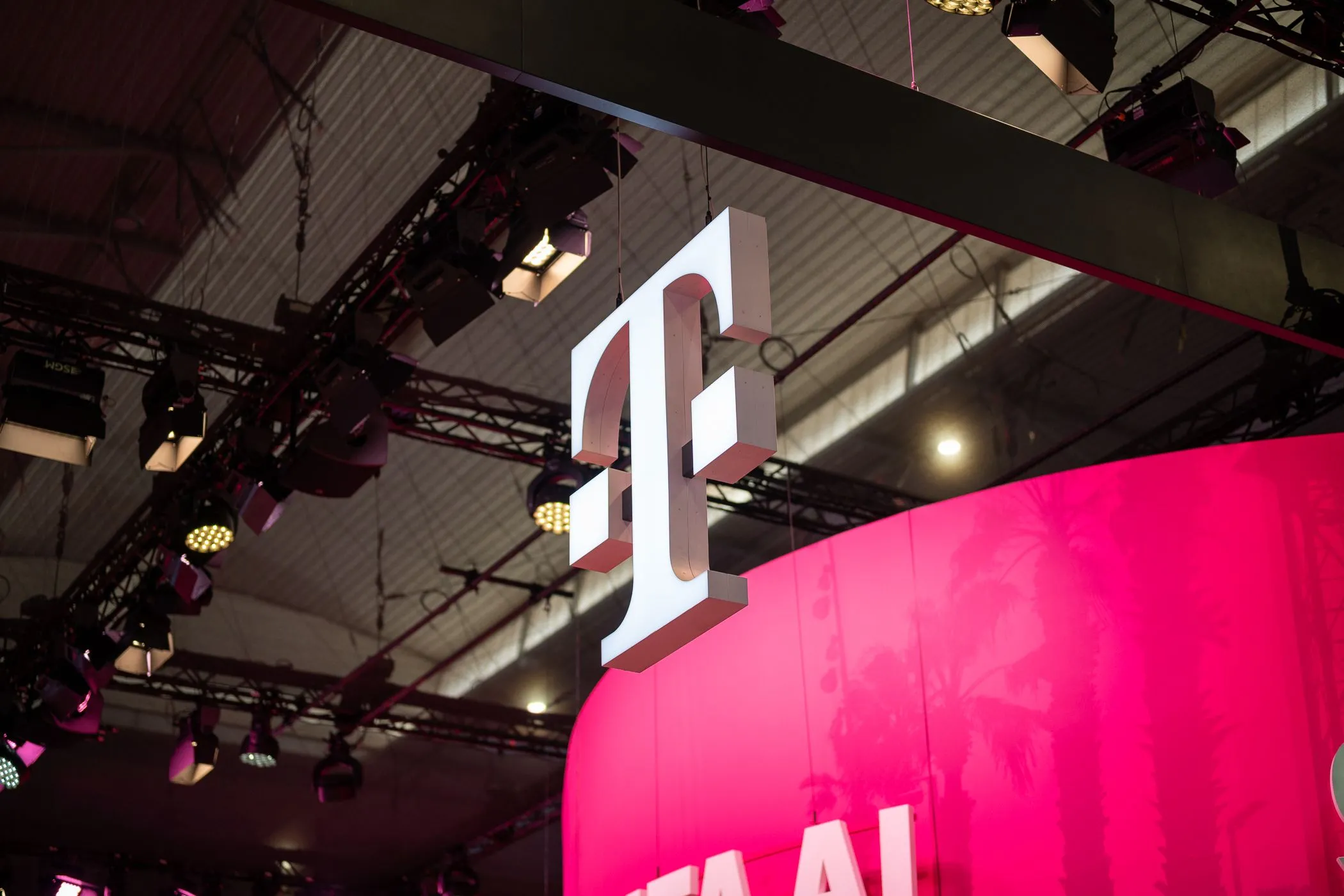 Logo T-Mobile tại MWC 2024, thể hiện một trong những nhà mạng đối thủ của AT&amp;T