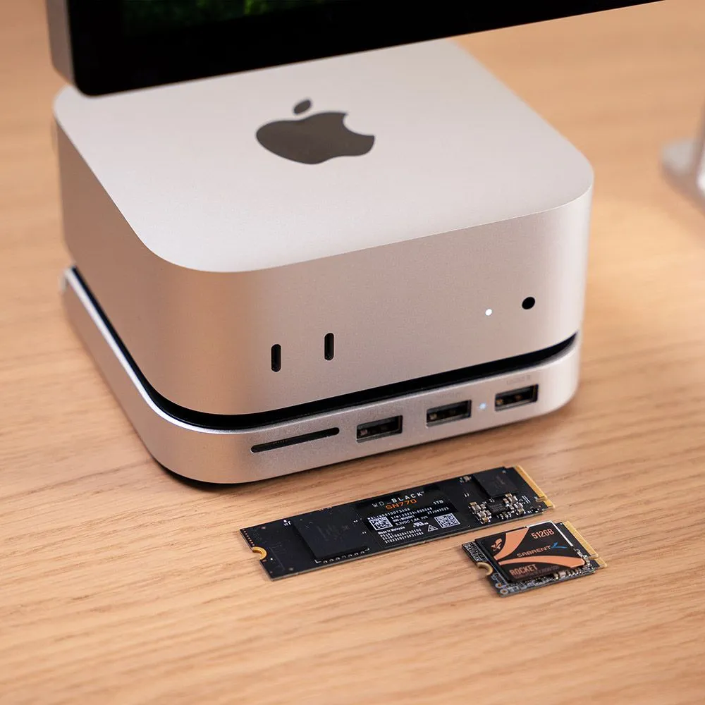 Mac Mini M4 tích hợp hoàn hảo trên Satechi Stand &amp; Hub, tạo thành một hệ thống gọn gàng và thẩm mỹ.
